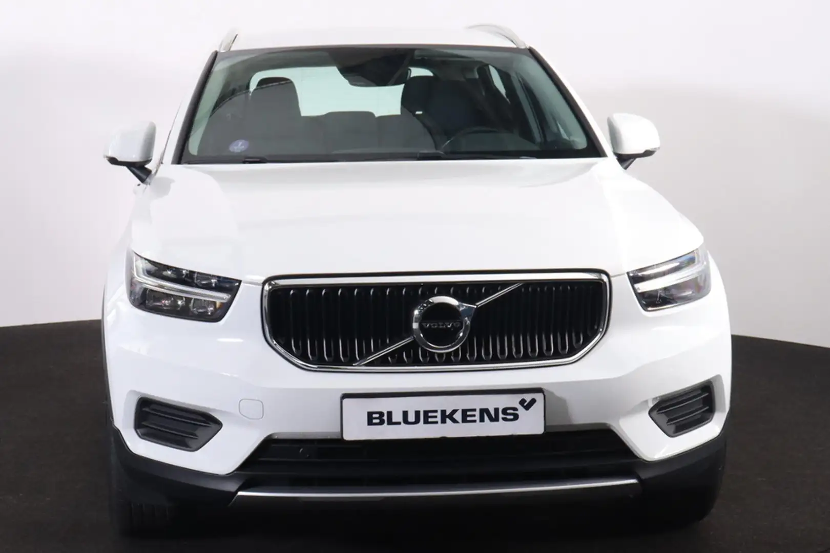 Volvo XC40 T2 Momentum - AUTOMAAT - Sensus Navigatie - LED-ko Wit - 2