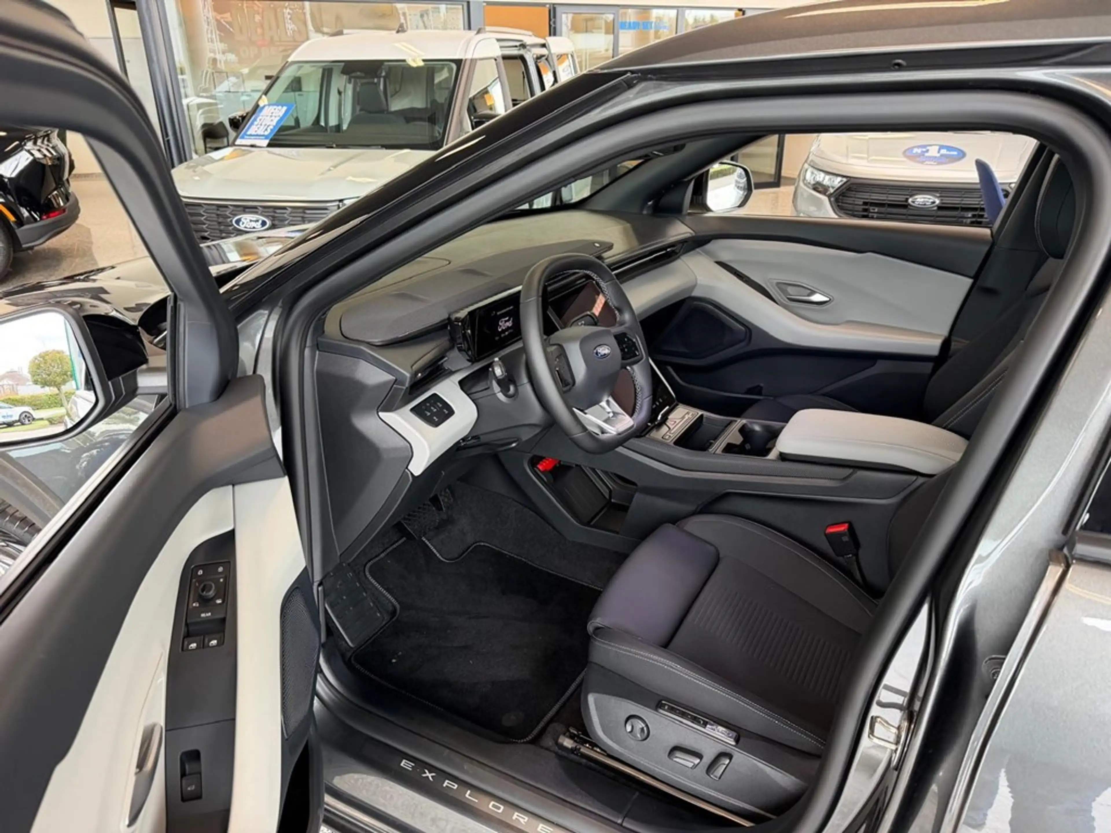 Ford Explorer — photo 3