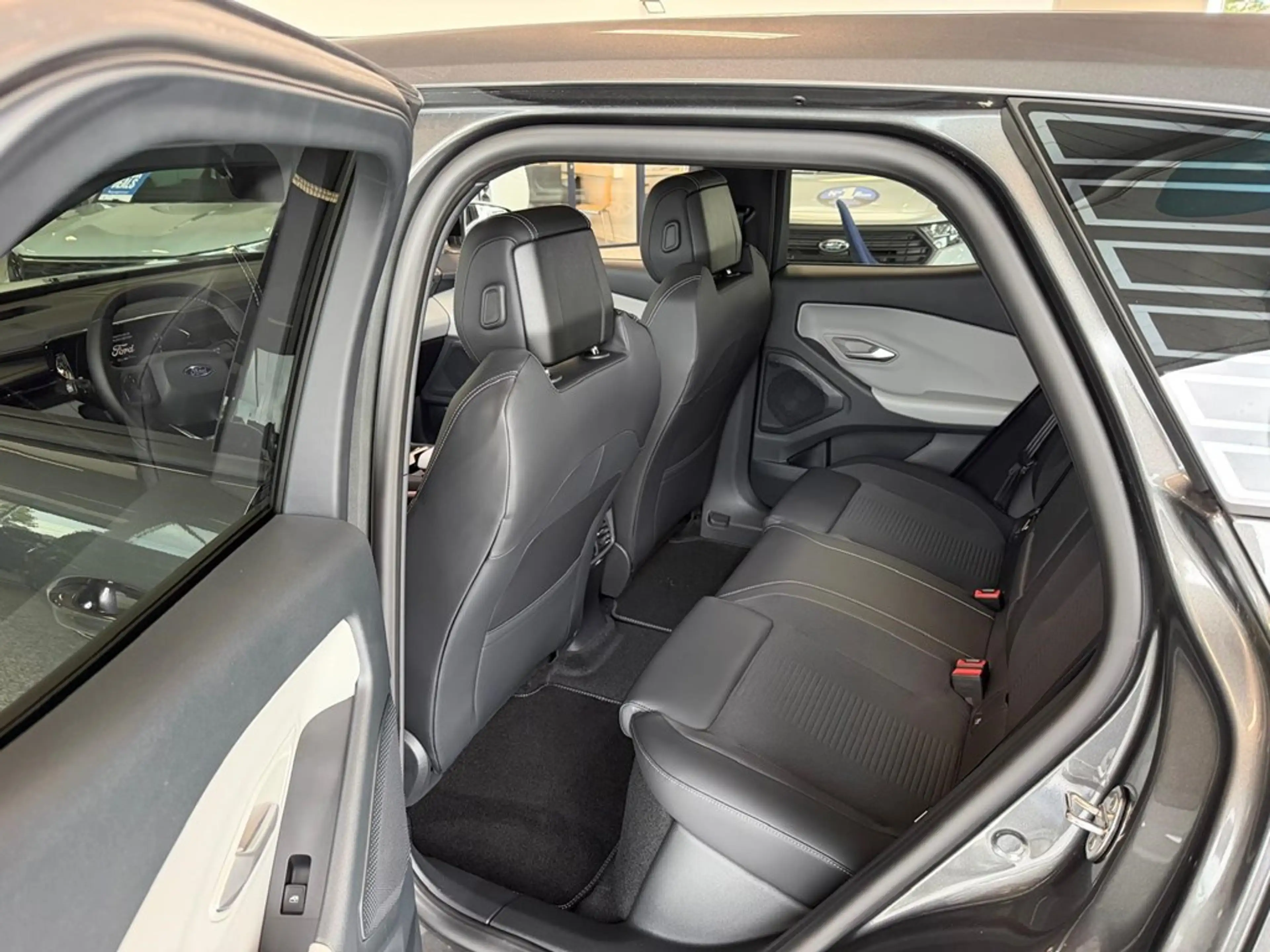 Ford Explorer — photo 10