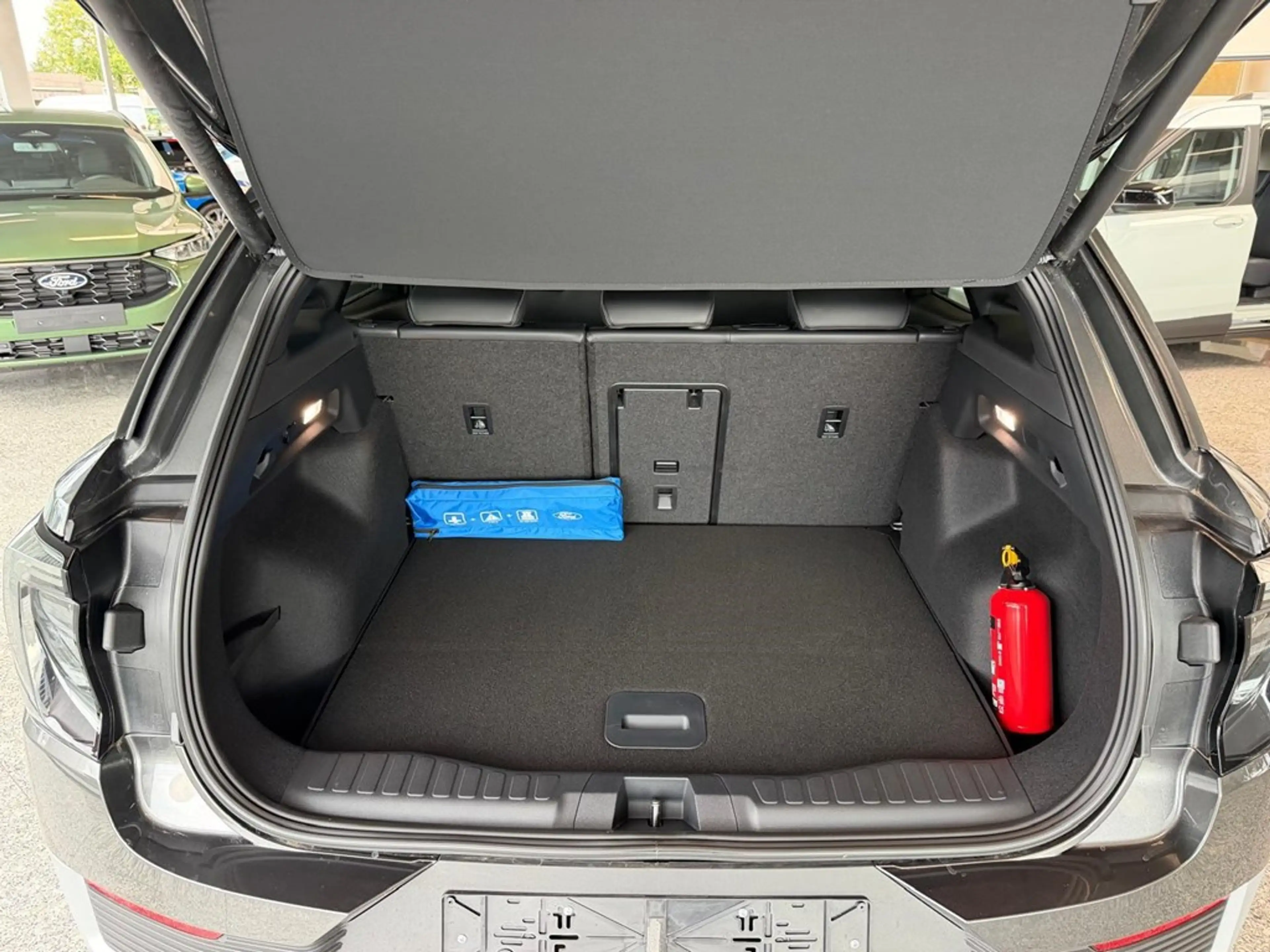 Ford Explorer — photo 12