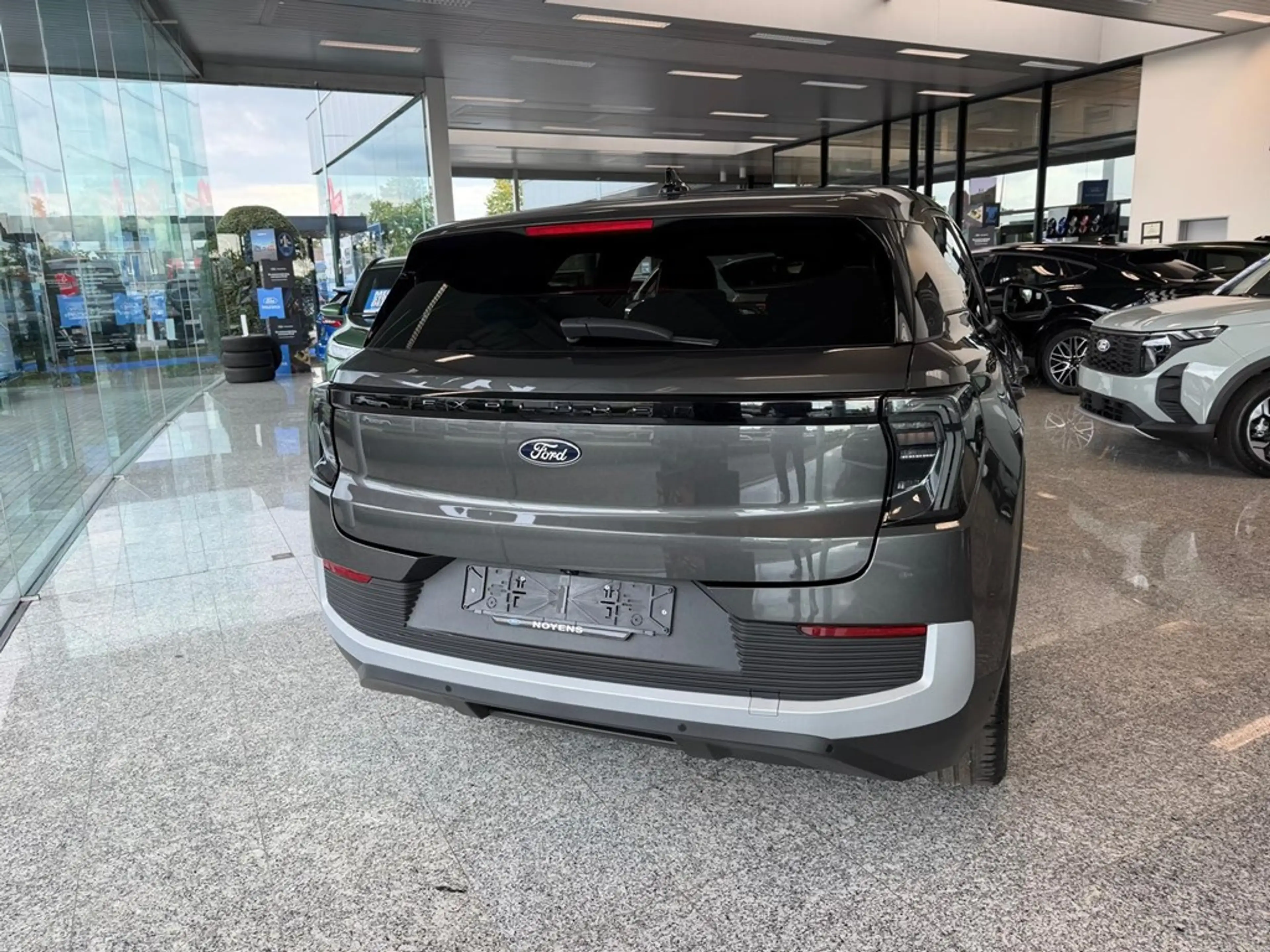 Ford Explorer — photo 11