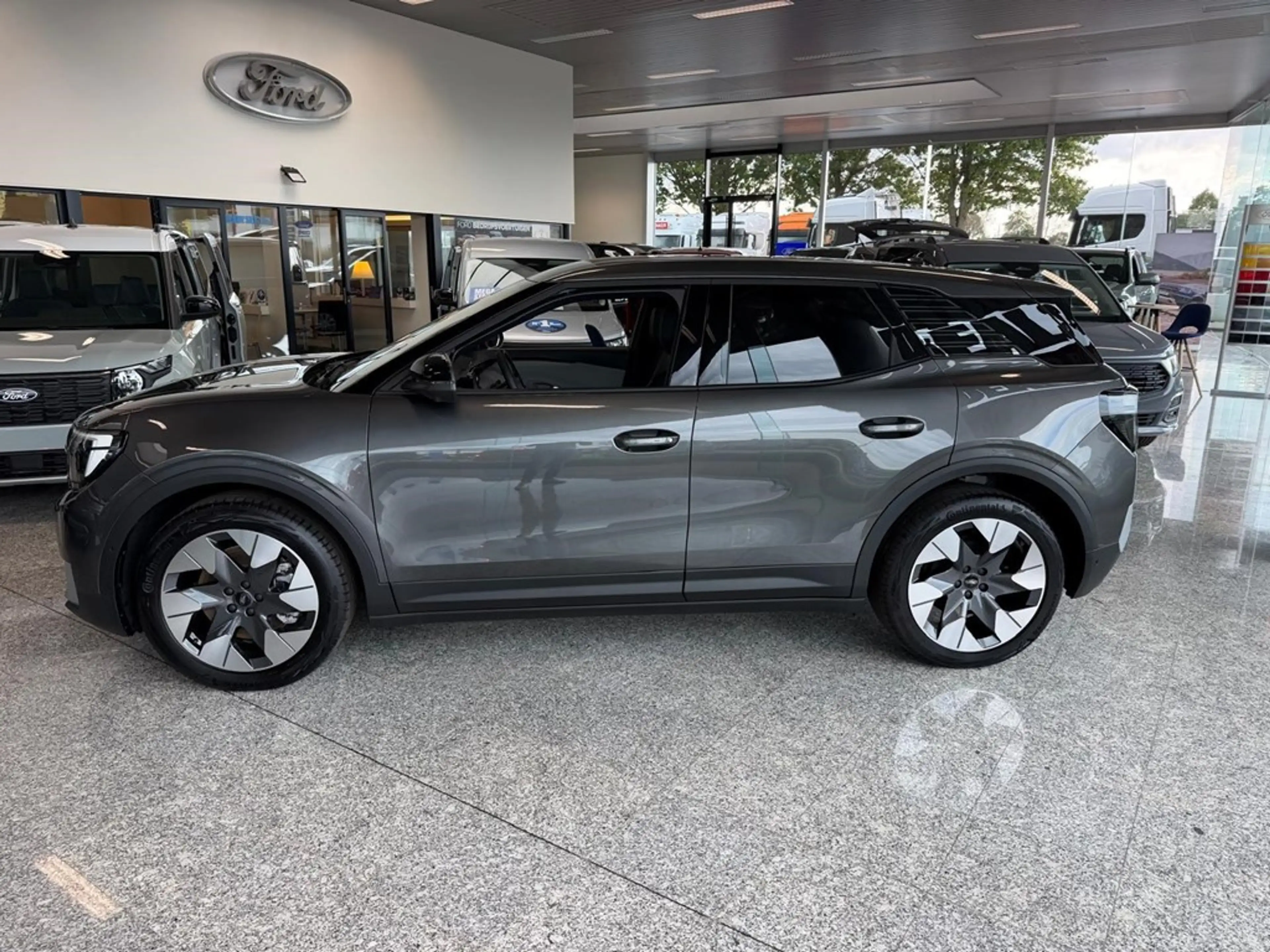 Ford Explorer — photo 2