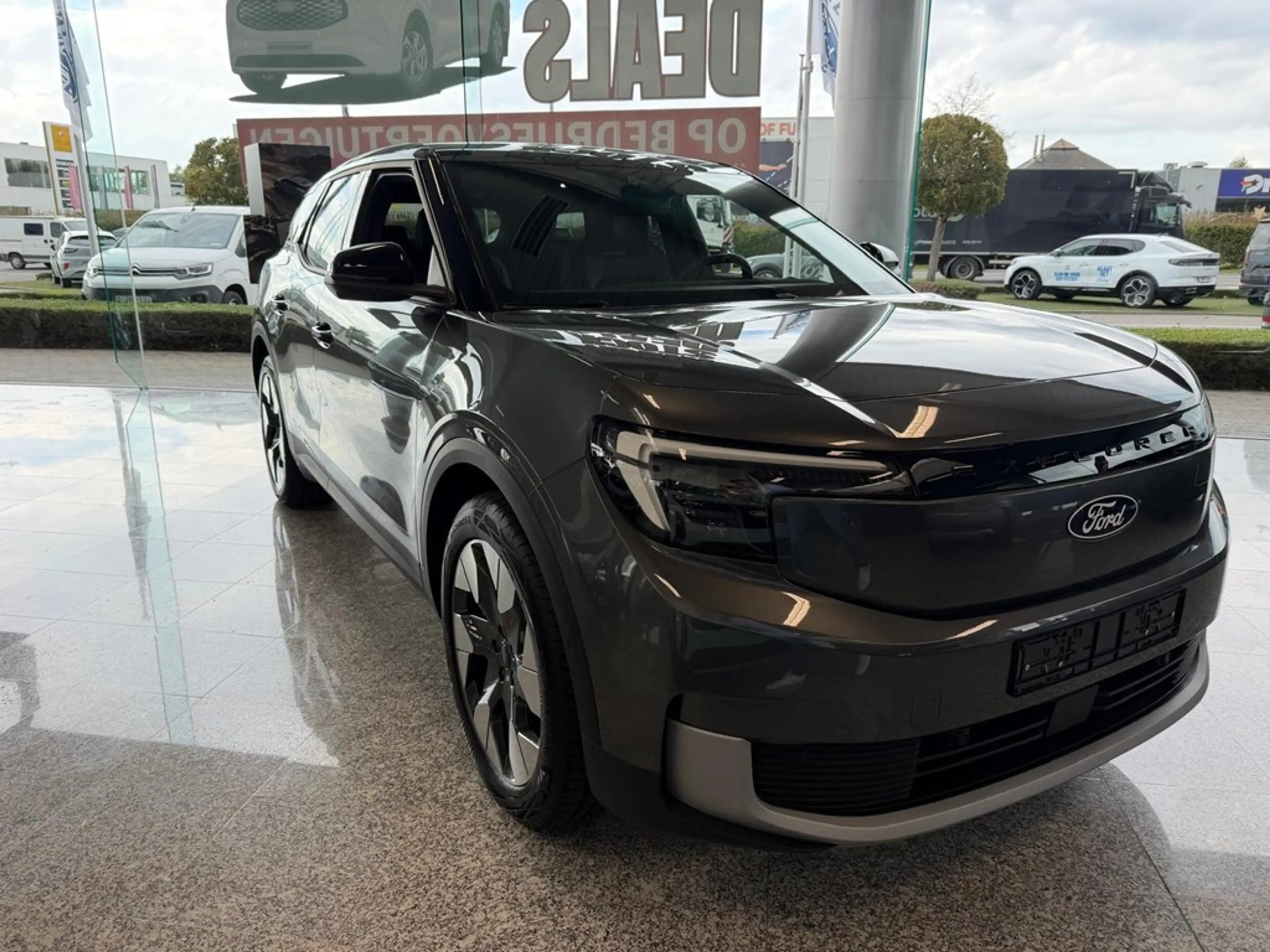 Ford Explorer — photo 13