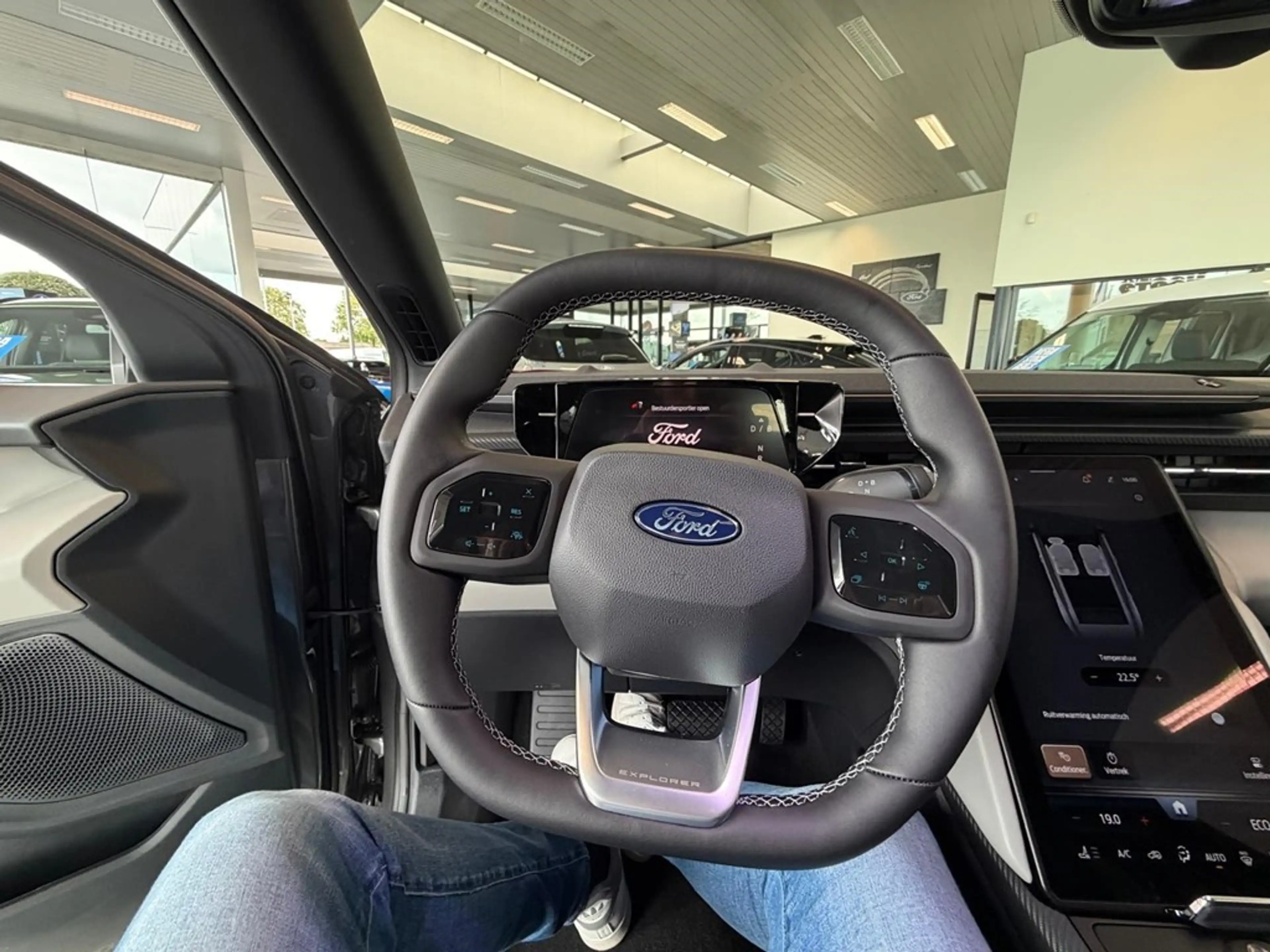 Ford Explorer — photo 4