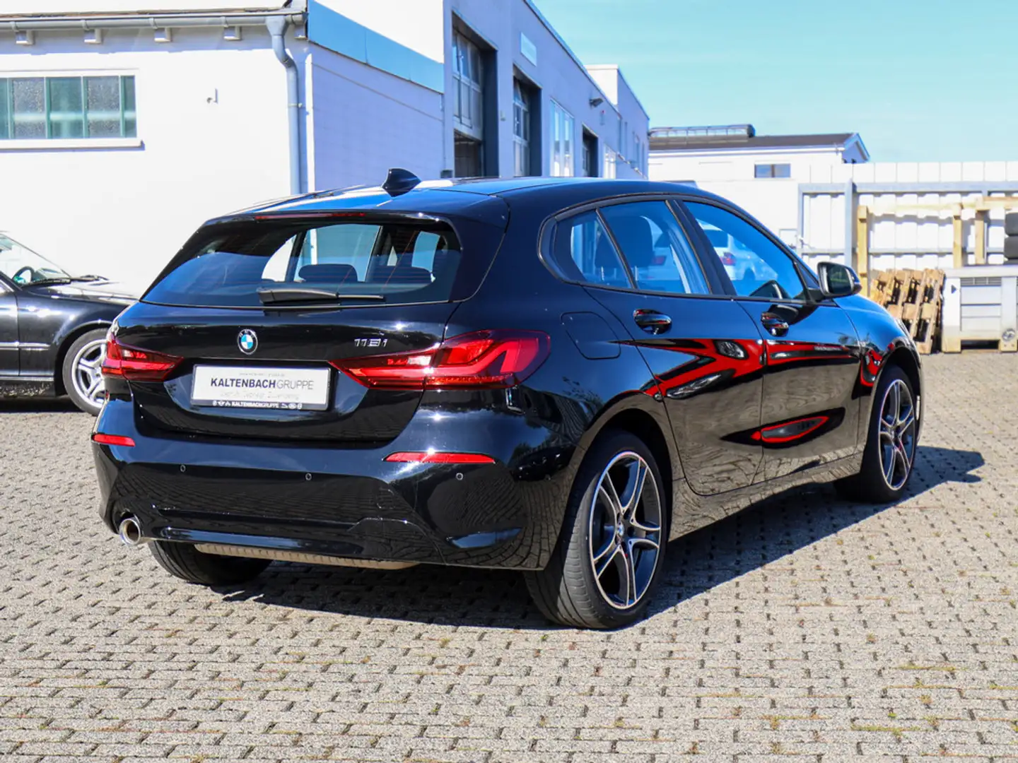 BMW 118 i Advantage LED W-LAN NAVI SHZ PDC KLIMA Noir - 2