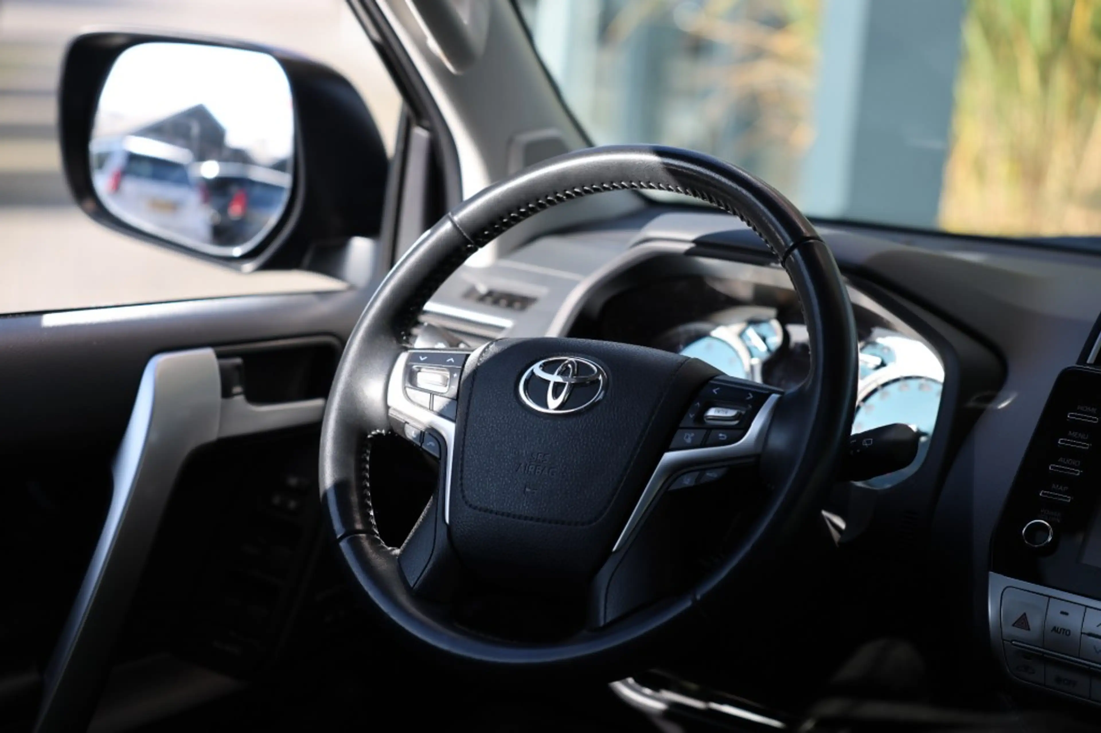 Toyota Land Cruiser 2.8 D-4D 5DRS BLACK EDITION A/T VAN — photo 13