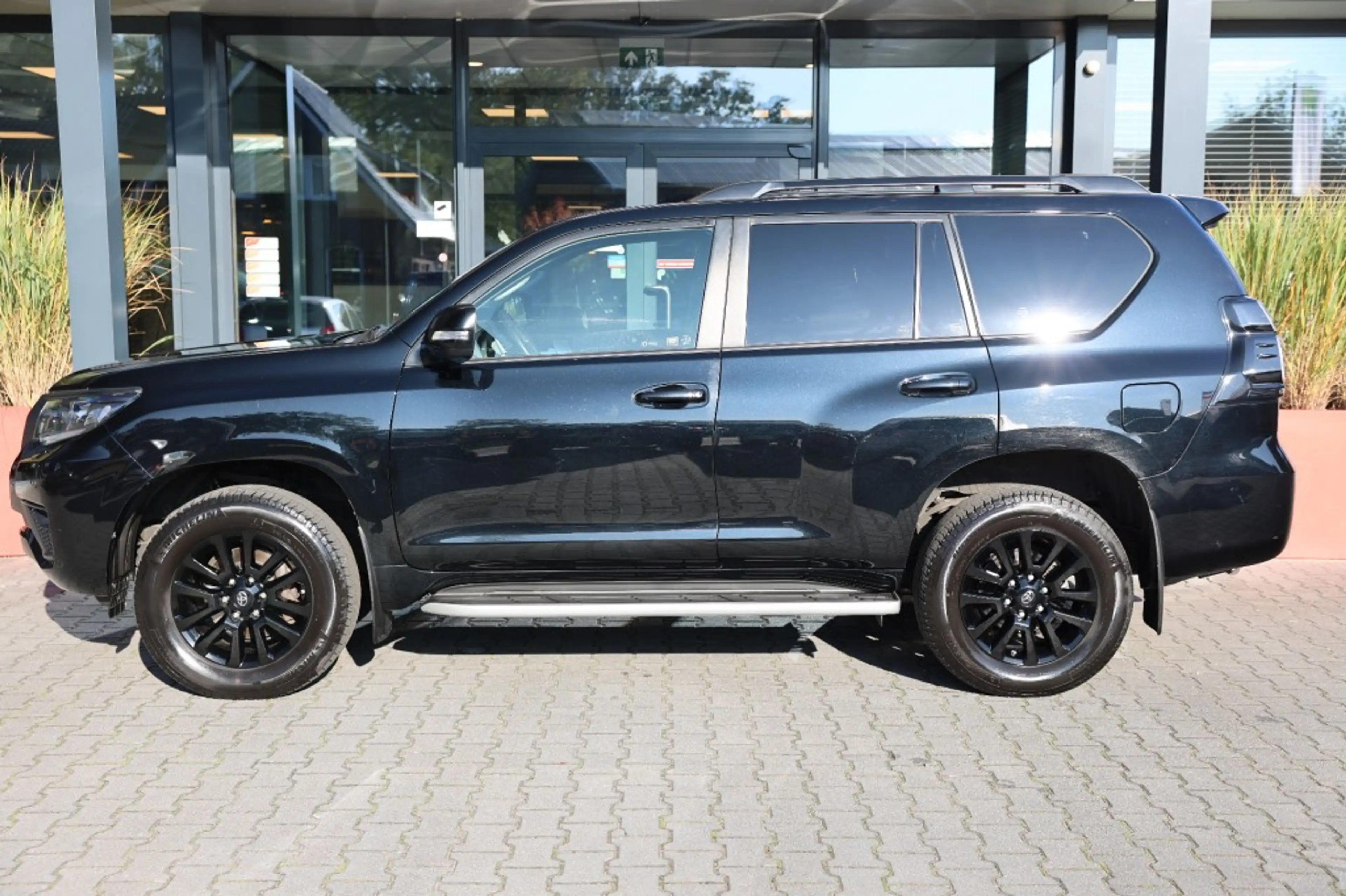 Toyota Land Cruiser 2.8 D-4D 5DRS BLACK EDITION A/T VAN — photo 2