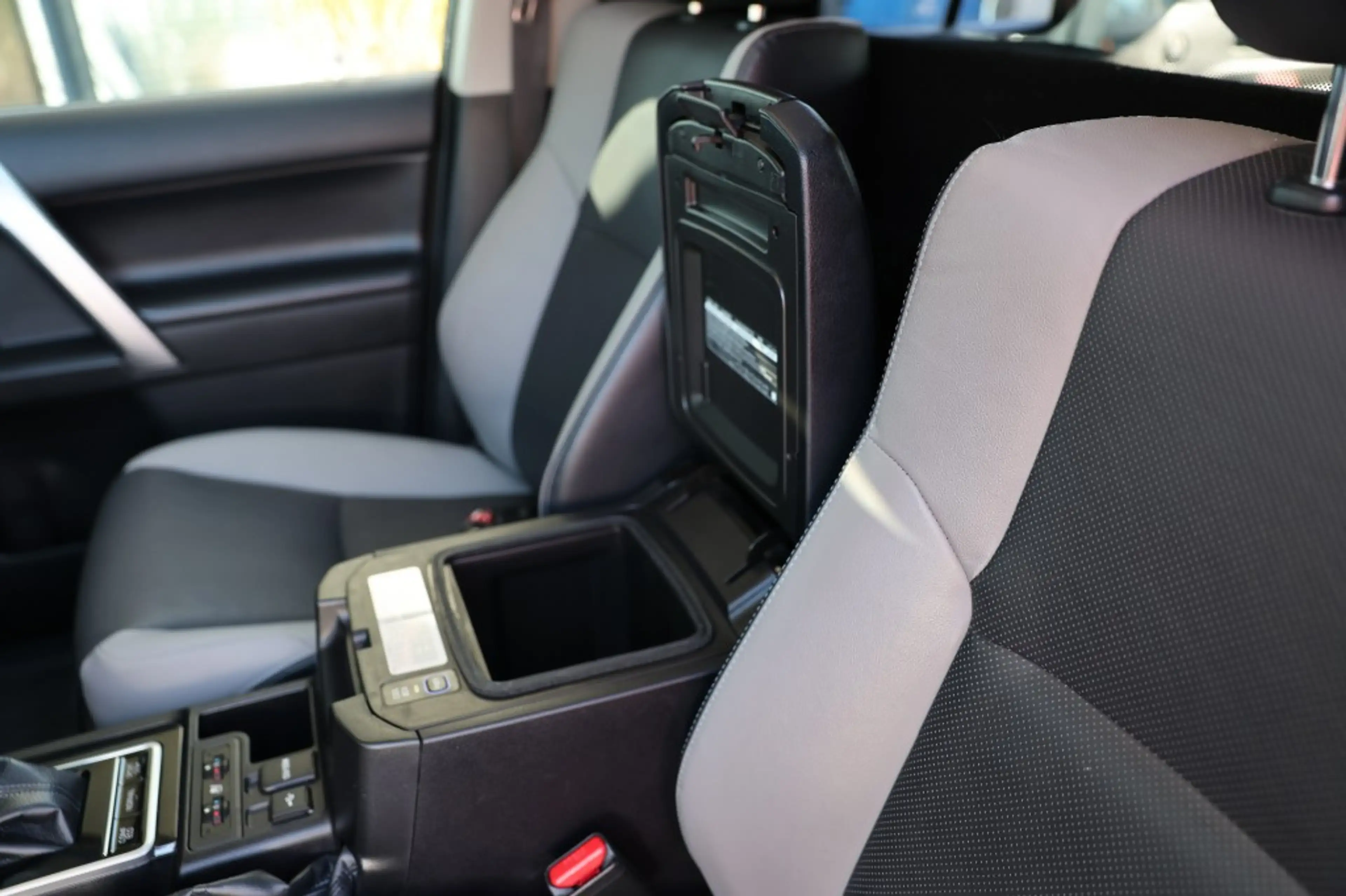 Toyota Land Cruiser 2.8 D-4D 5DRS BLACK EDITION A/T VAN — photo 10