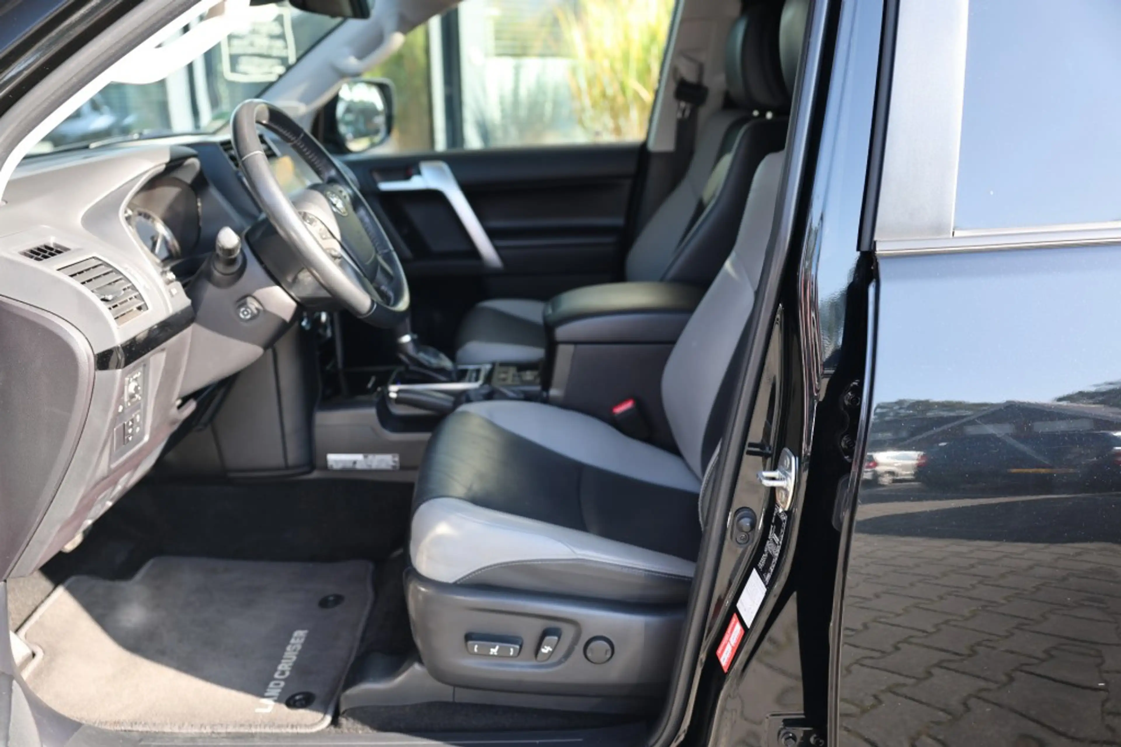Toyota Land Cruiser 2.8 D-4D 5DRS BLACK EDITION A/T VAN — photo 9