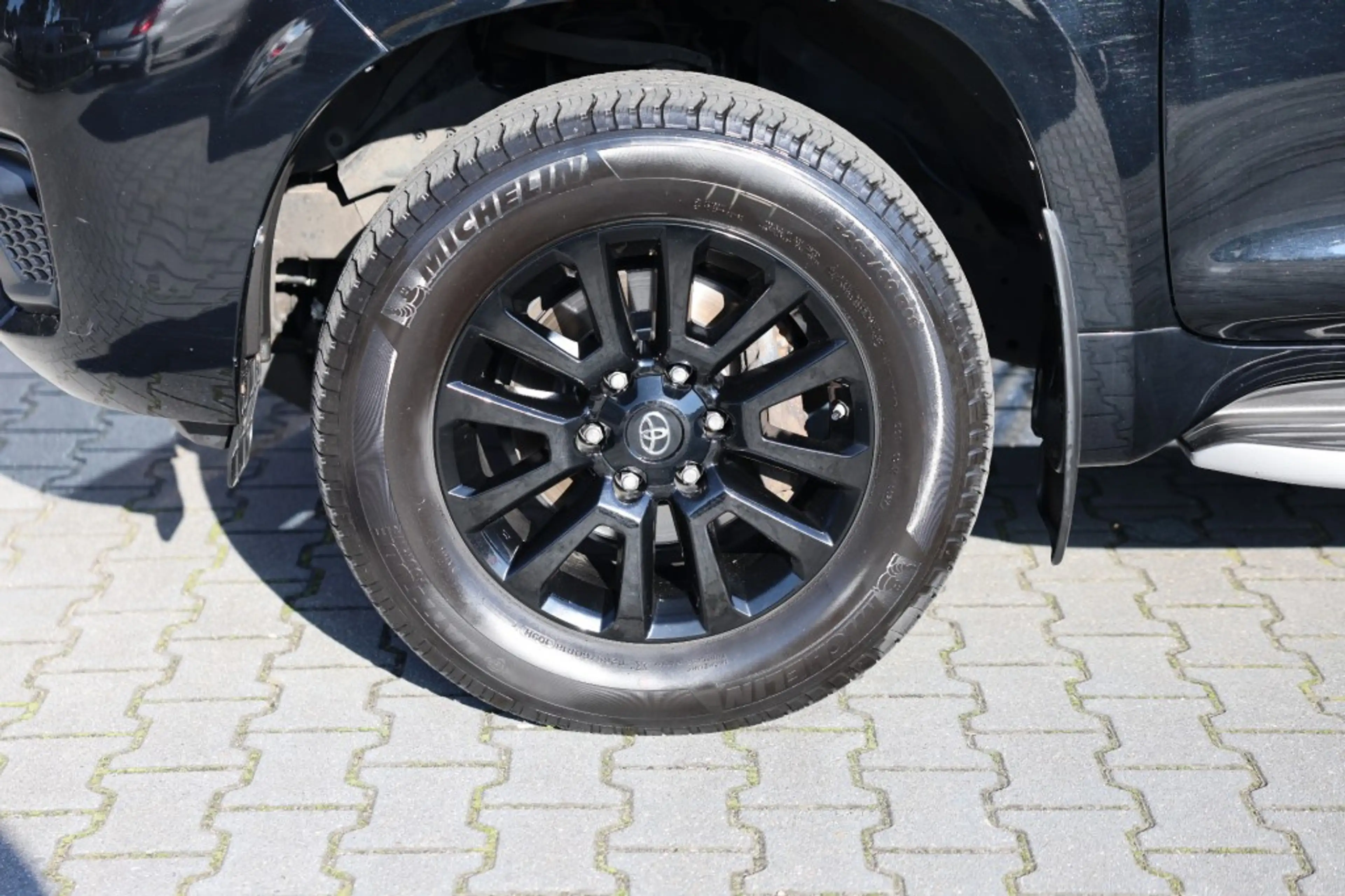 Toyota Land Cruiser 2.8 D-4D 5DRS BLACK EDITION A/T VAN — photo 3