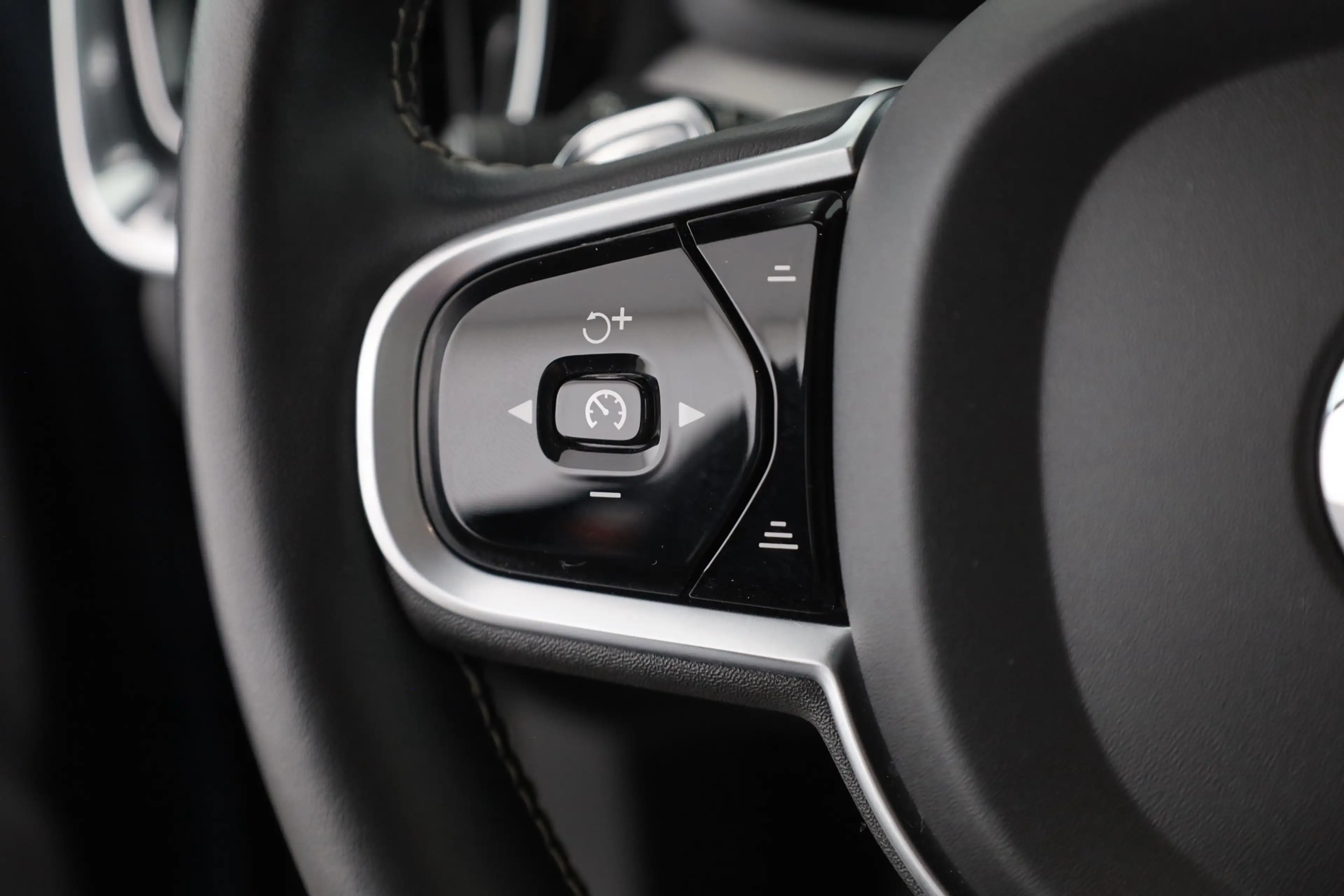 Volvo S60 T5 R Design LED Navi Kamera ACC Keyless H&K — photo 15