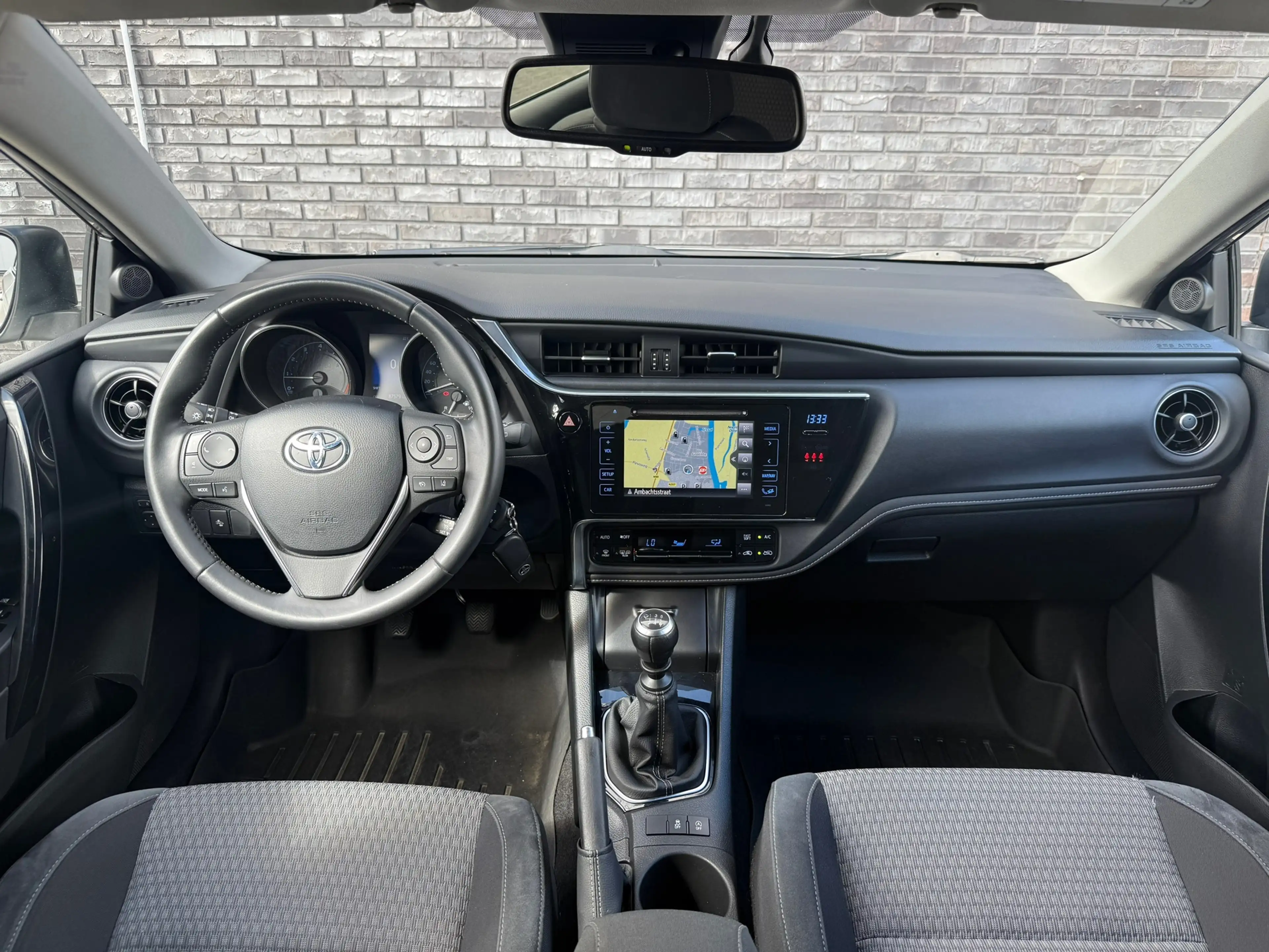 Toyota Auris Touring Sports 1.2T Dynamic S+ Camera|Navi|PCS|Sto — photo 2