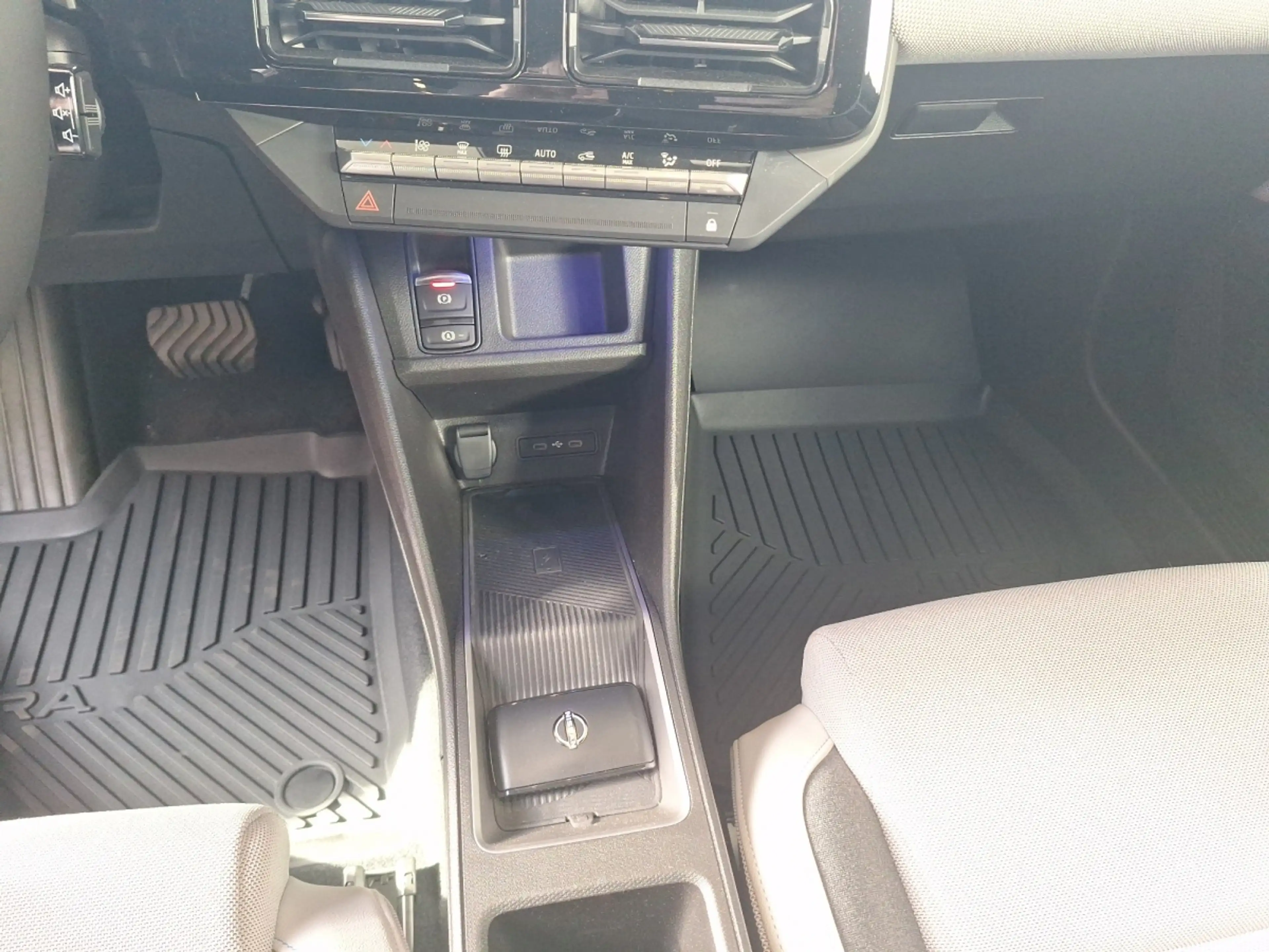 Nissan Micra Evolve 52kWh 150PS — photo 9