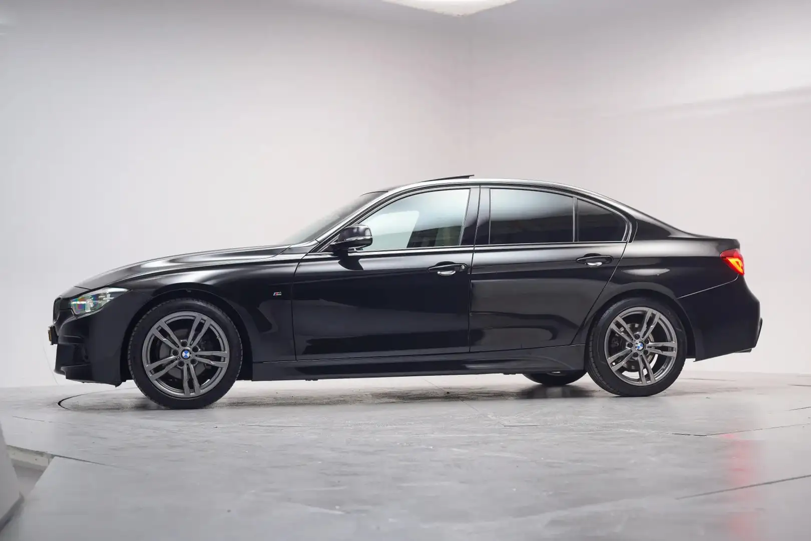 BMW 318 3-serie 318i M Sport Aut. [ Schuifdak Leder Navi p Schwarz - 2