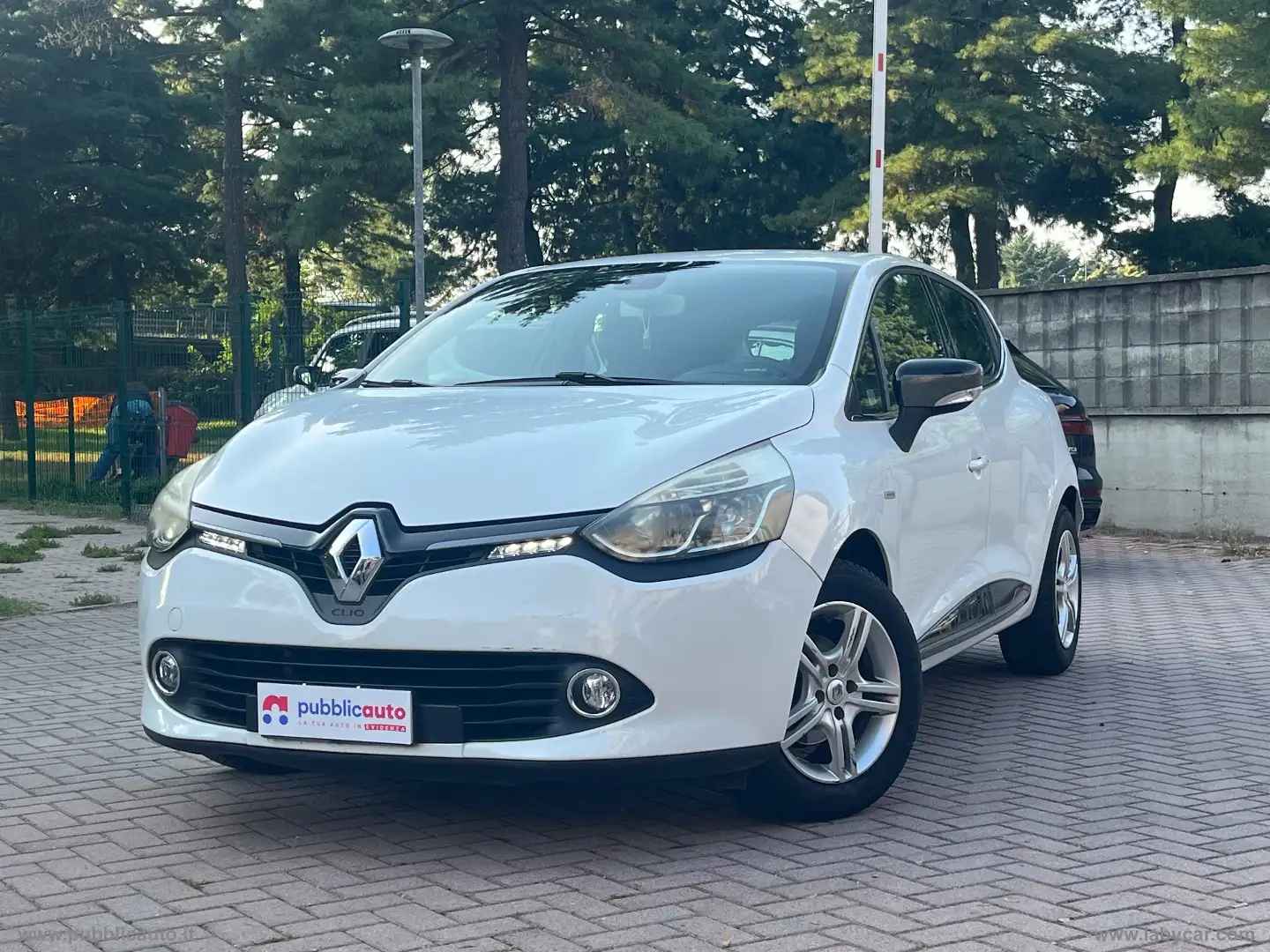 Renault Clio 1.2 75 CV GPL 5p. Costume National Weiß - 1