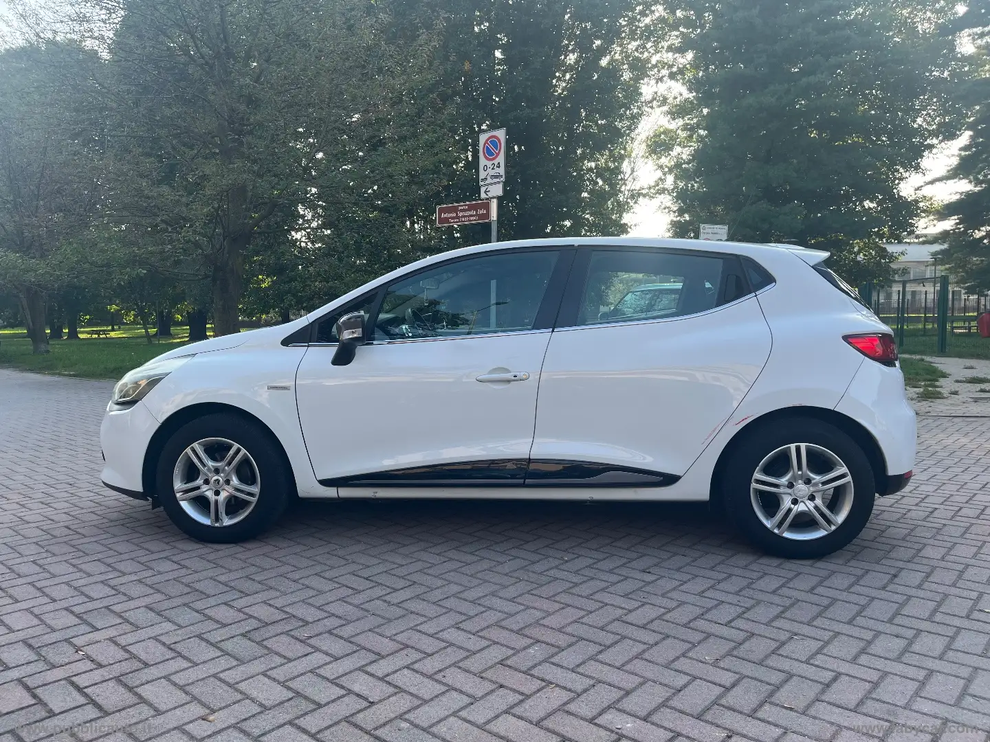 Renault Clio 1.2 75 CV GPL 5p. Costume National Weiß - 2