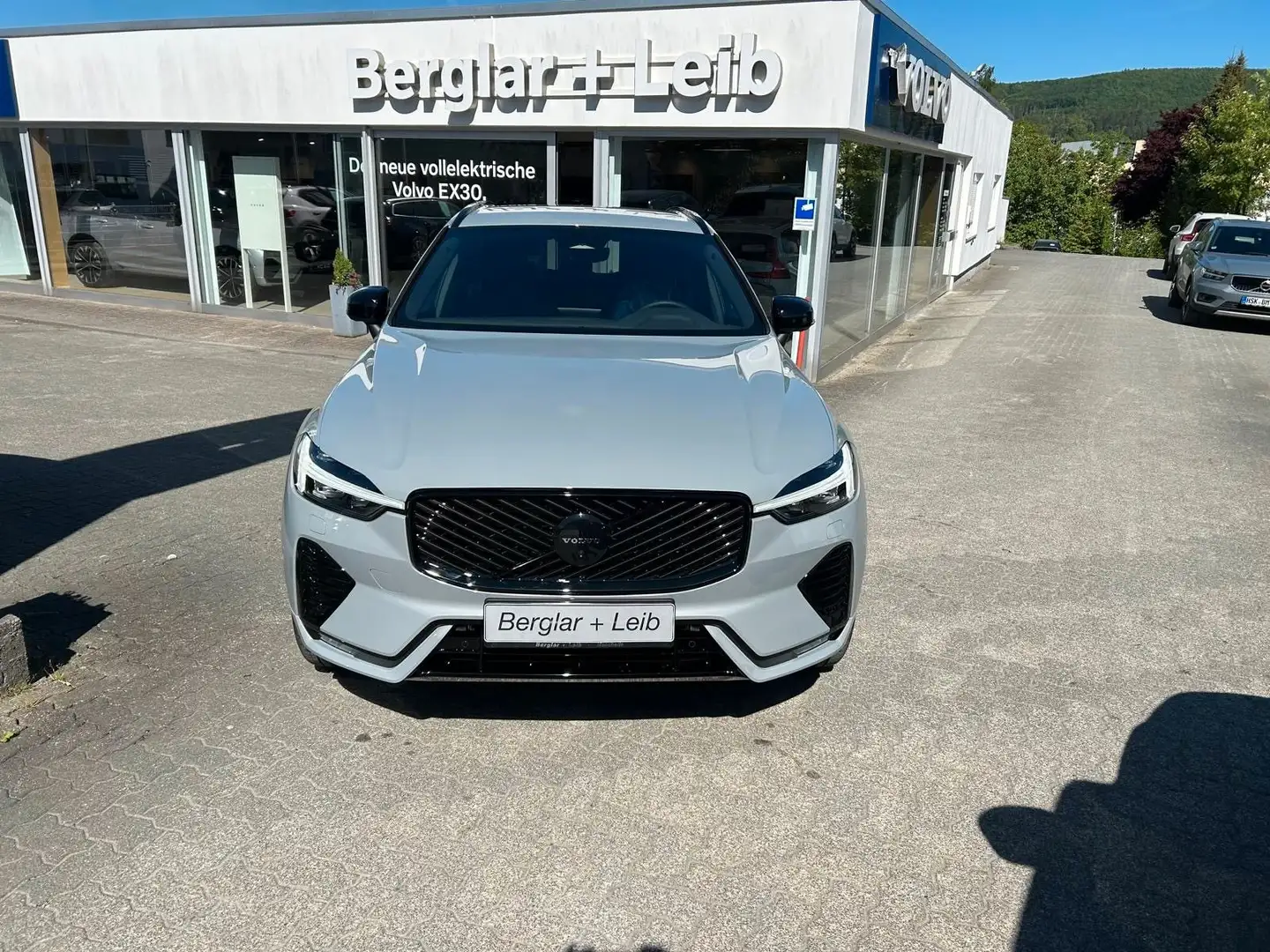 Volvo XC60 B5 Benzin AWD Plus Black Edit. Aut/AHK/360° Grigio - 1