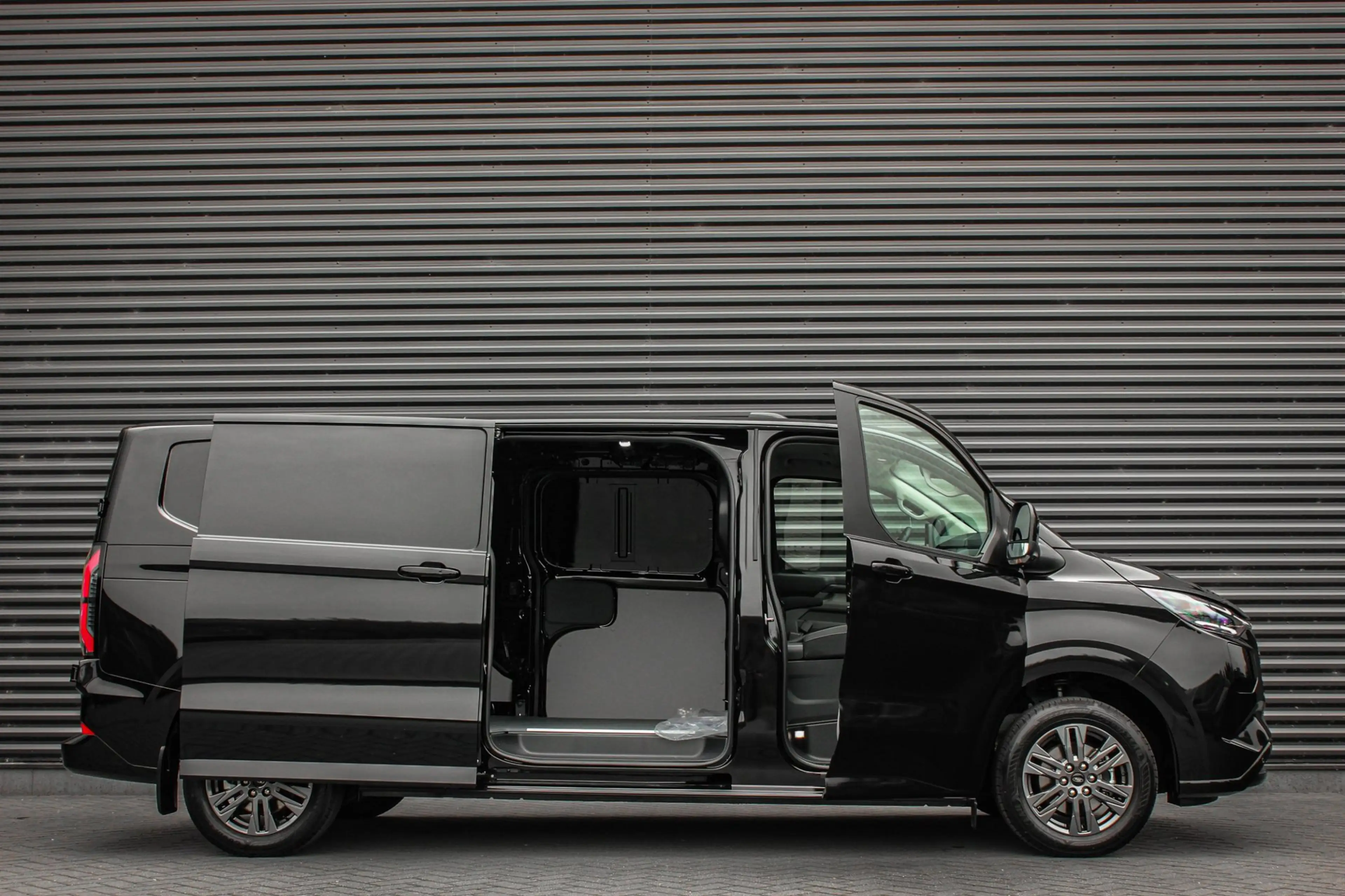 Ford E-Transit Cust. 340 L2H1 Limited 71kWh 218PK / 360 CAMERA / — photo 8