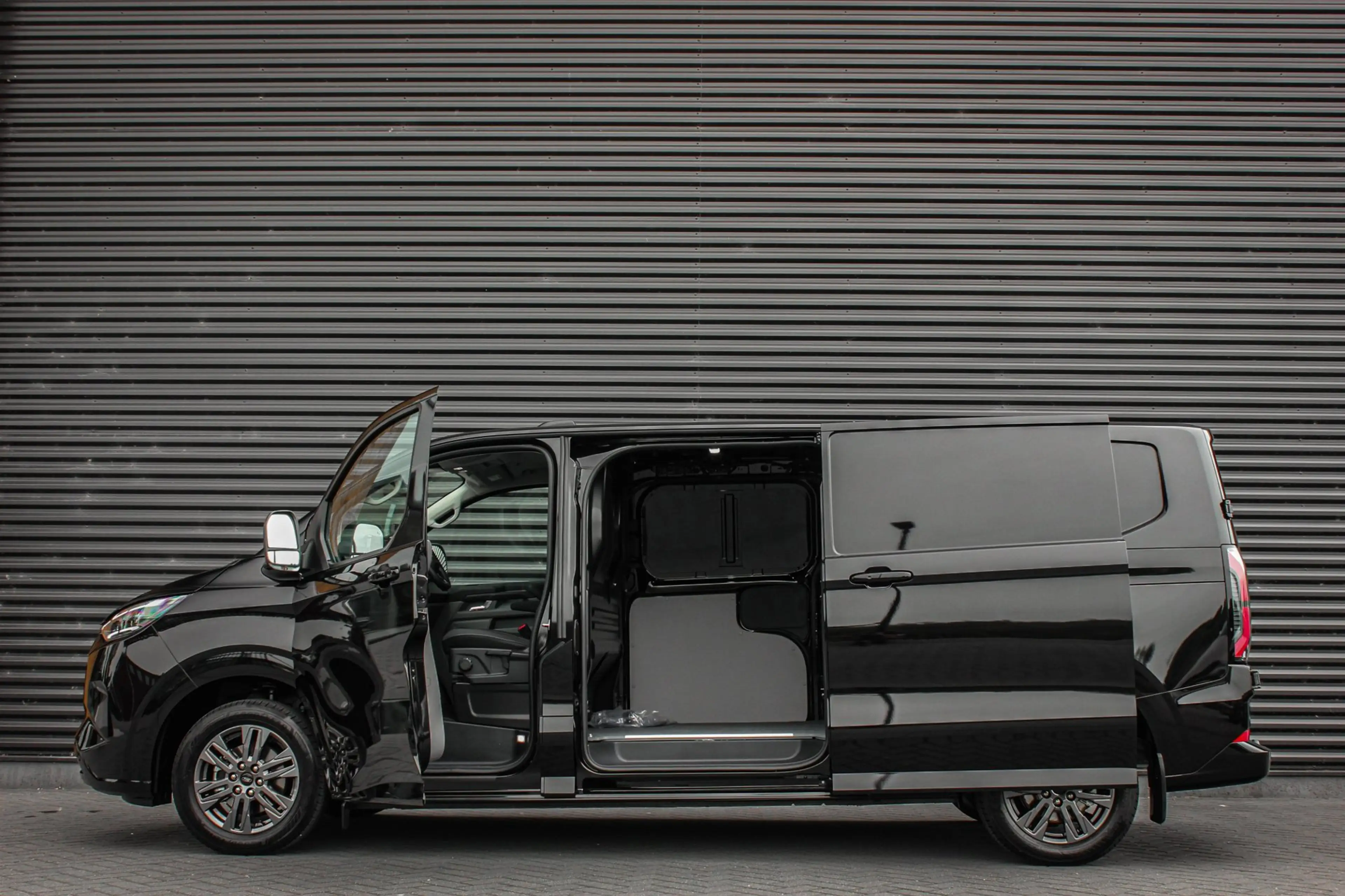 Ford E-Transit Cust. 340 L2H1 Limited 71kWh 218PK / 360 CAMERA / — photo 6