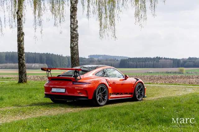 Porsche 911 view 3