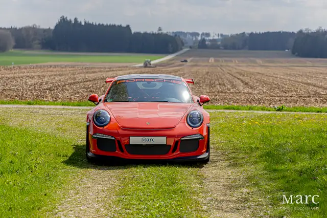 Porsche 911 view 8