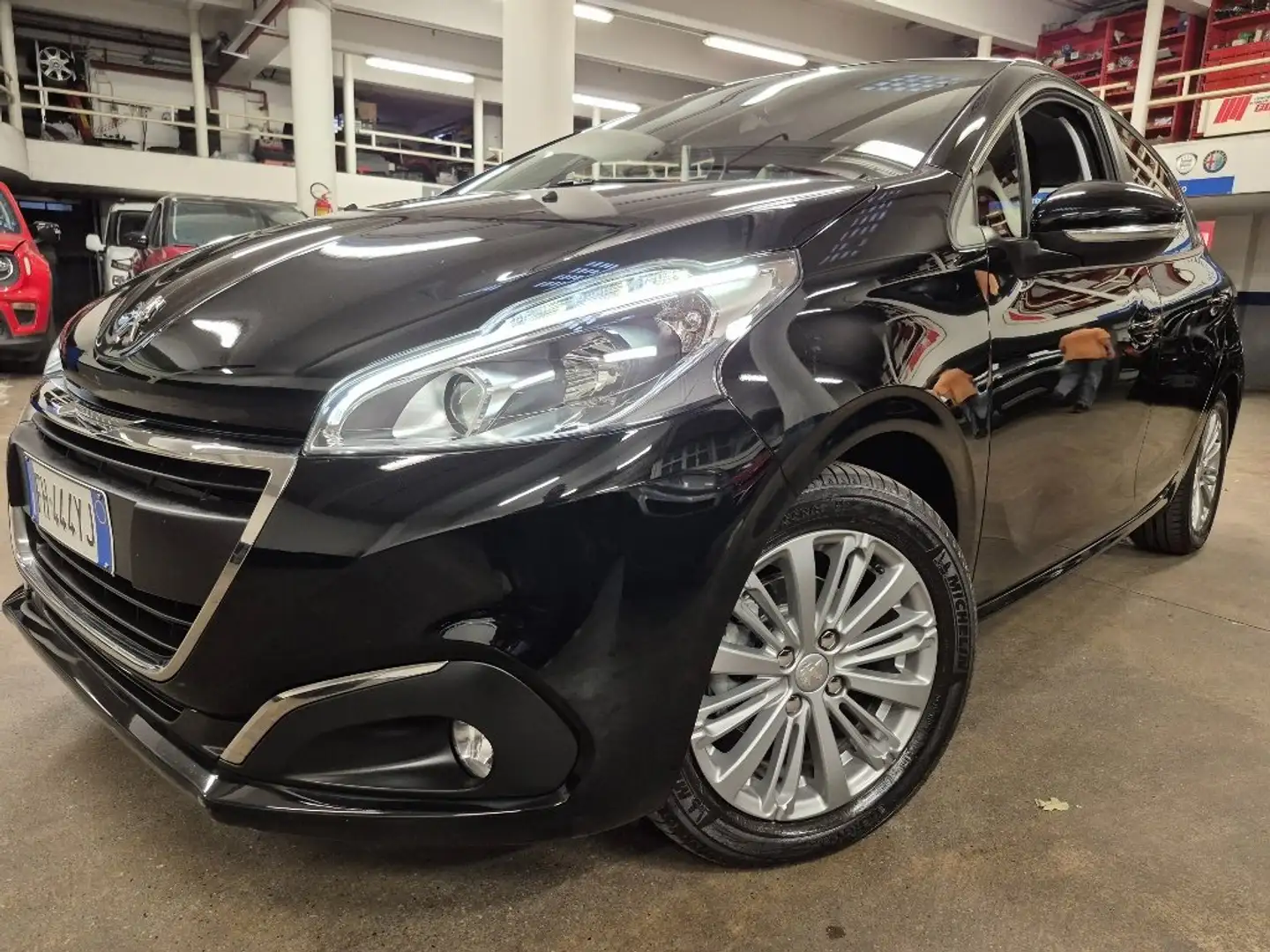 Peugeot 208 208 5pt 1.2 P-tech 82cv "ALLURE", 8.000KM!!!!!!!!! Zwart - 1