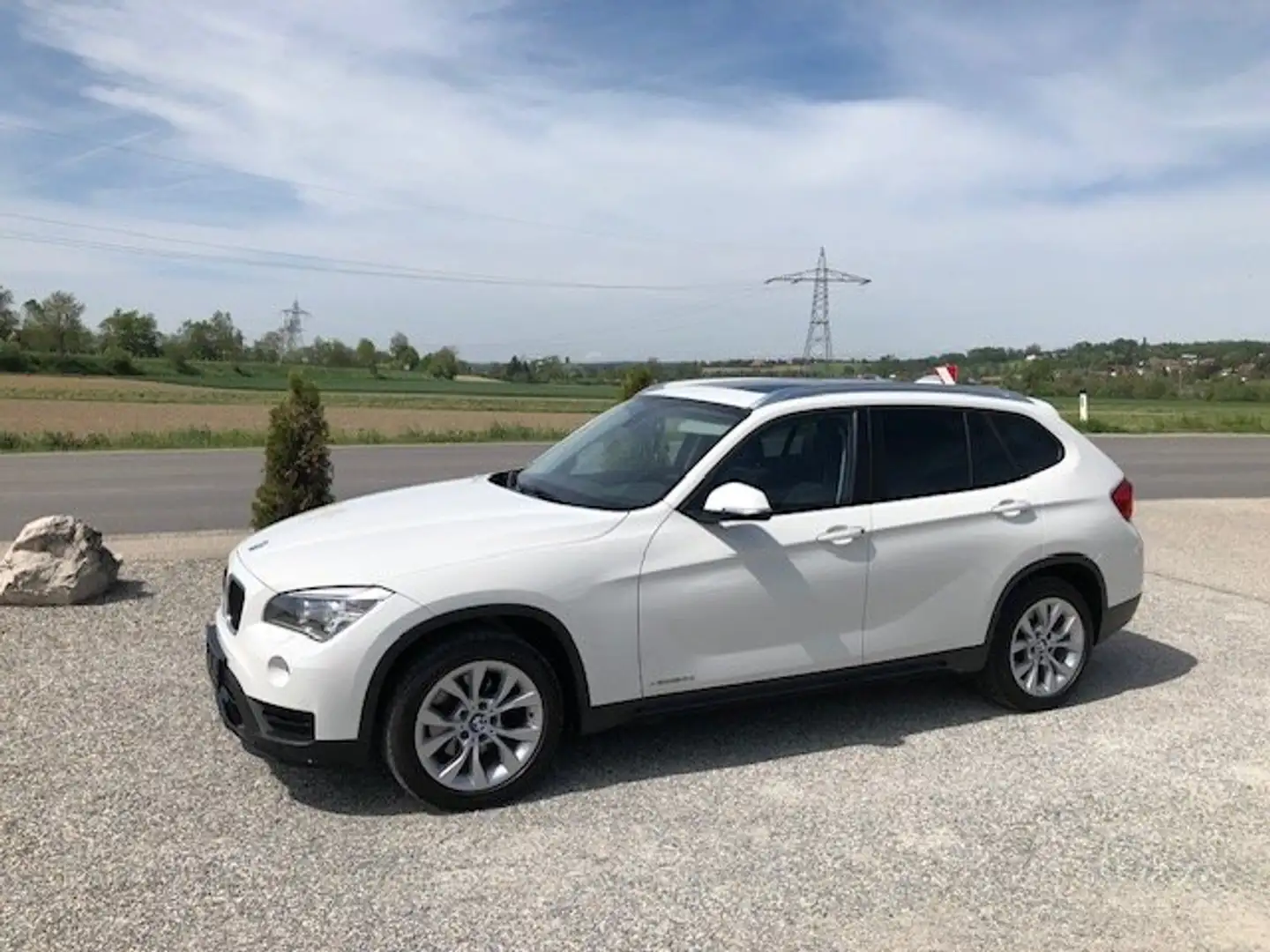 BMW X1 xDrive, Sport Line, Ö-Paket, Aut. Panoramadach Weiß - 2