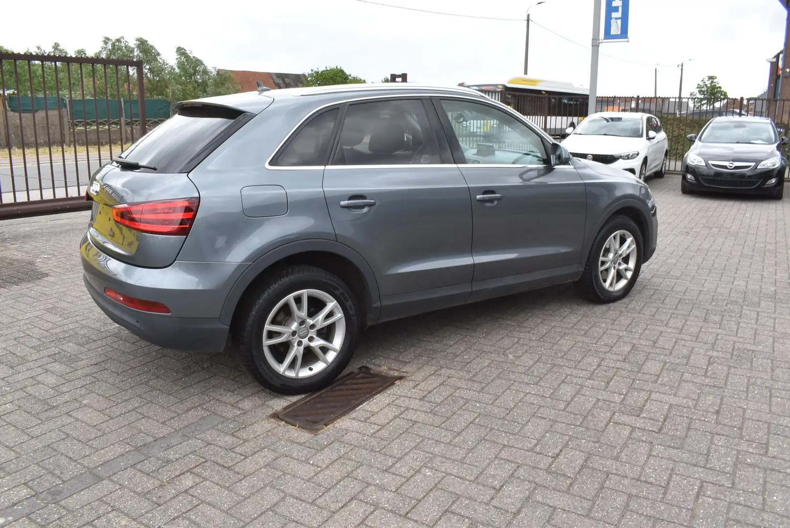 Audi Q3 2.0 TDi Quattro S Tronic  ***DESTOCKAGE B2B*** Grijs - 2