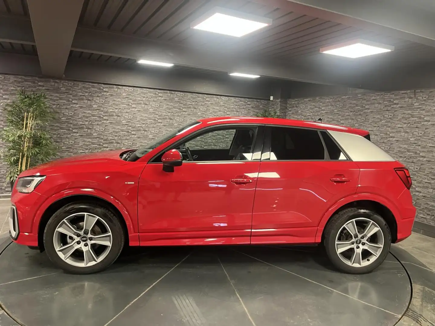 Audi Q2 2.0 30 TDI - 116 - S line Rouge - 2