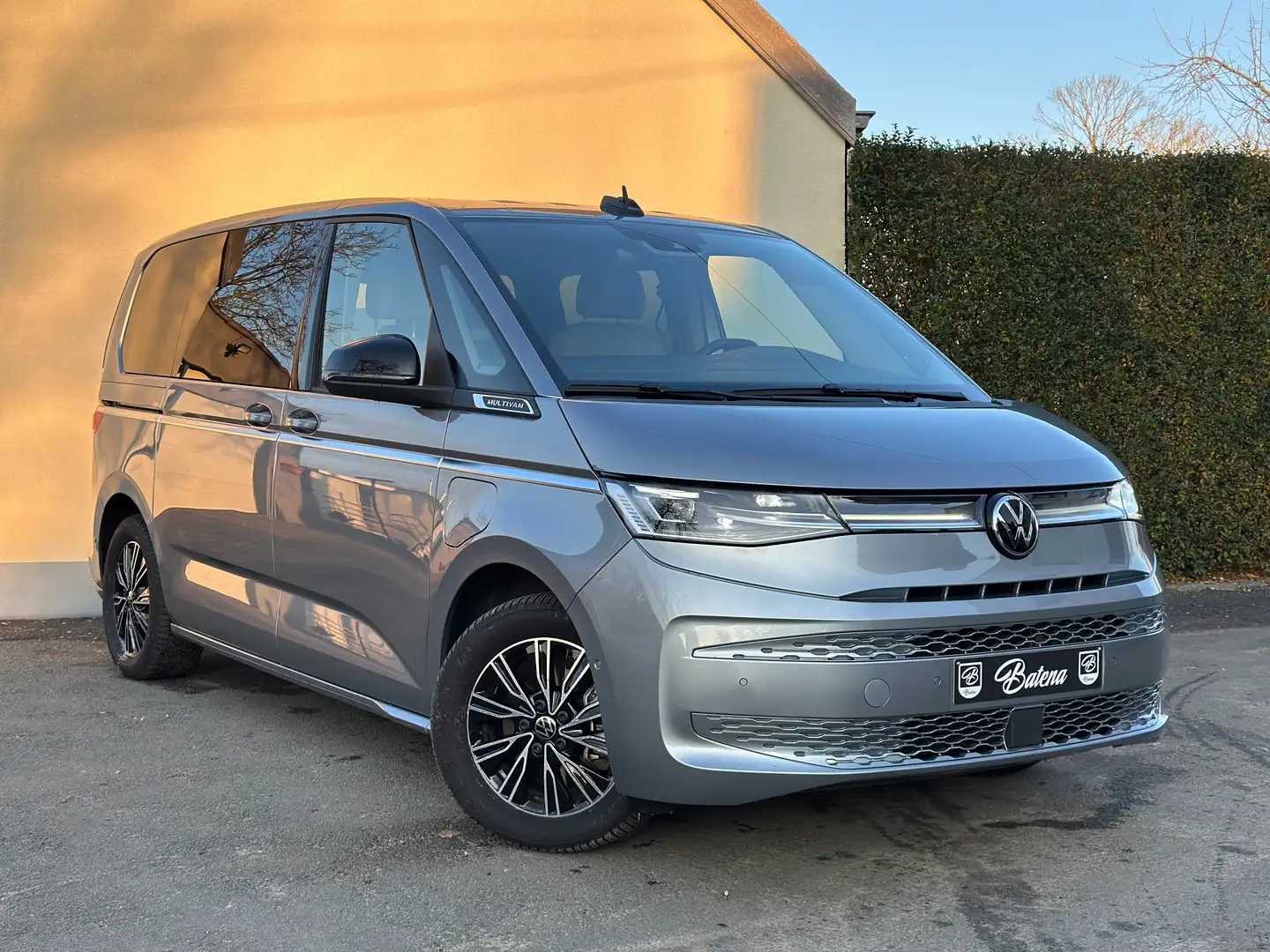 Volkswagen T7 Multivan 7 ZITPLAATSEN eHybrid 4MOTION LEDER ZETELKOELING Gris - 1