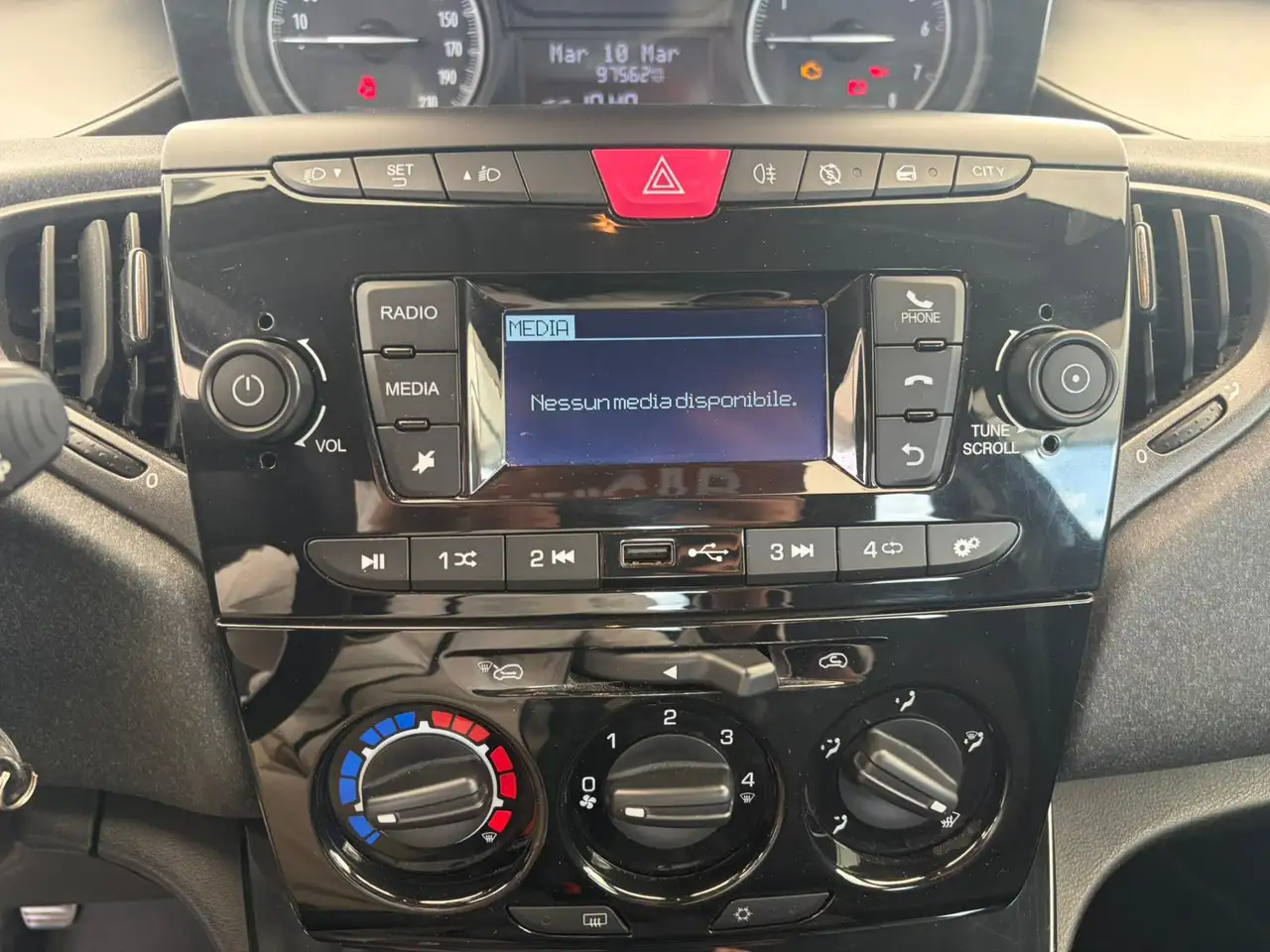 Lancia Ypsilon 2022 — фото 11