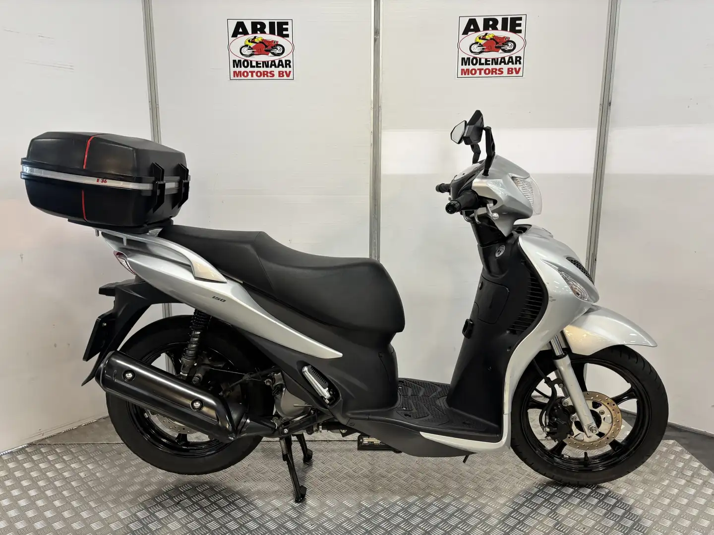 Suzuki Sixteen 150 Gris - 1