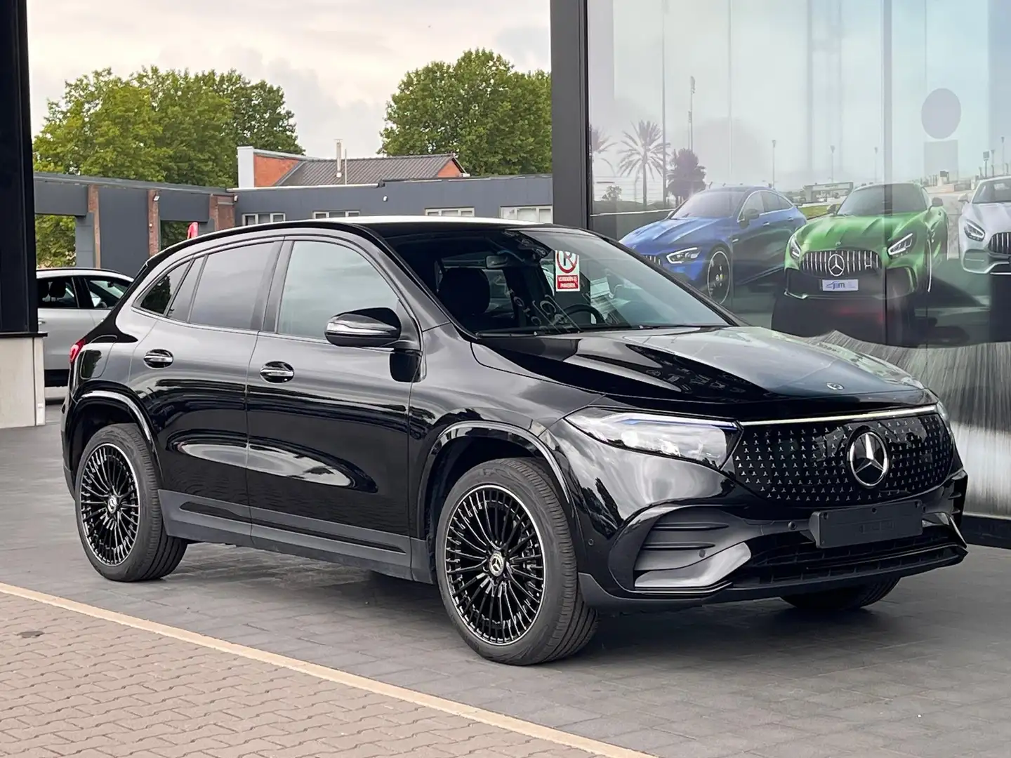 Mercedes-Benz EQA 300 4MATIC AMG Line Zwart - 2