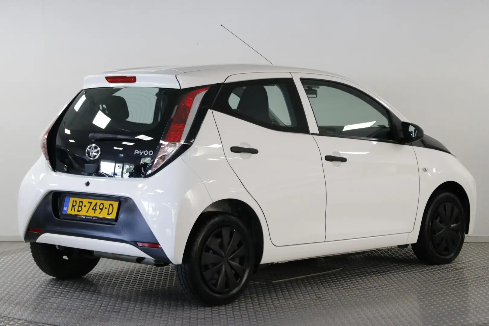 Toyota Aygo 1.0 VVT-i x-fun Airco | Bluetooth | NAP | Elek. ra Weiß - 2
