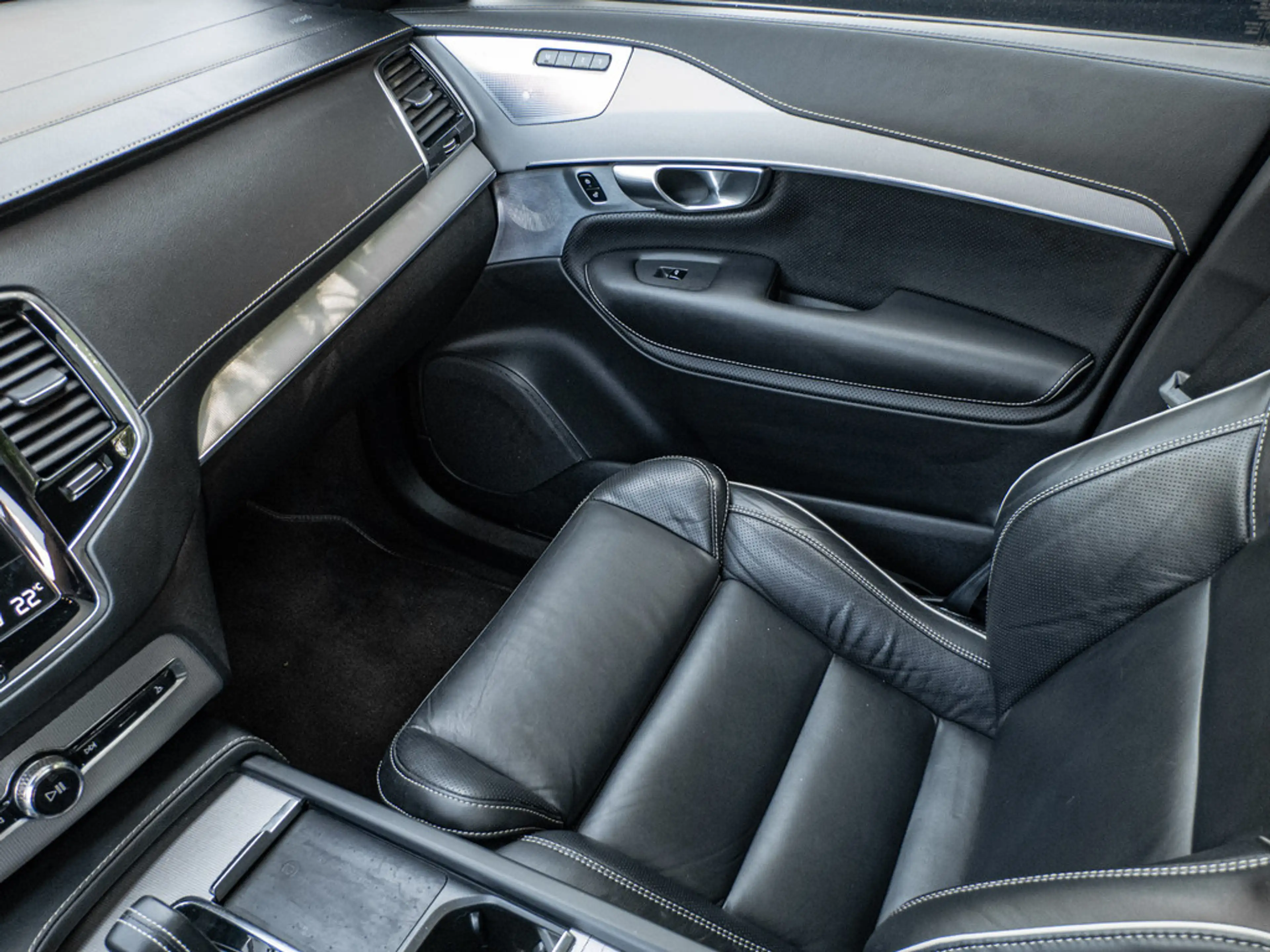 Volvo XC90 B5 AWD R-Design 22" LUFT AHK PANO — photo 13