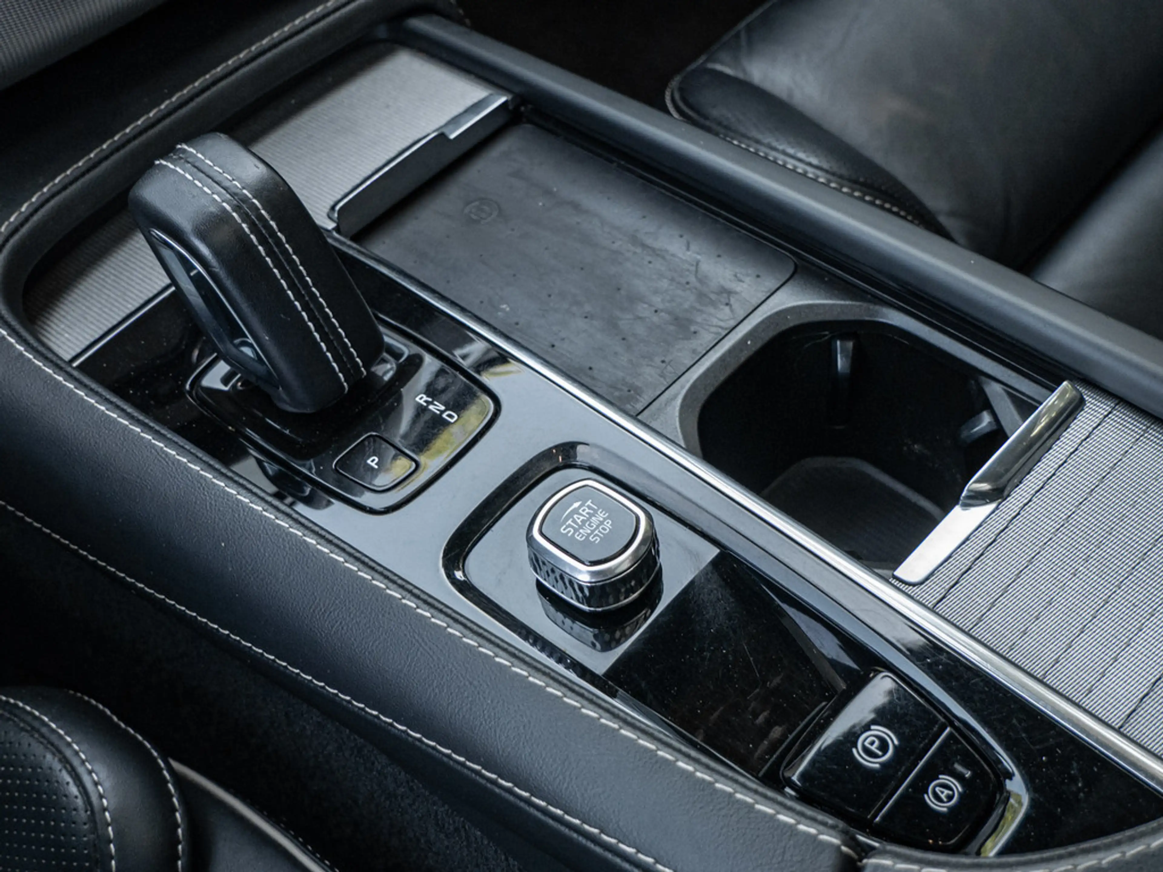Volvo XC90 B5 AWD R-Design 22" LUFT AHK PANO — photo 12
