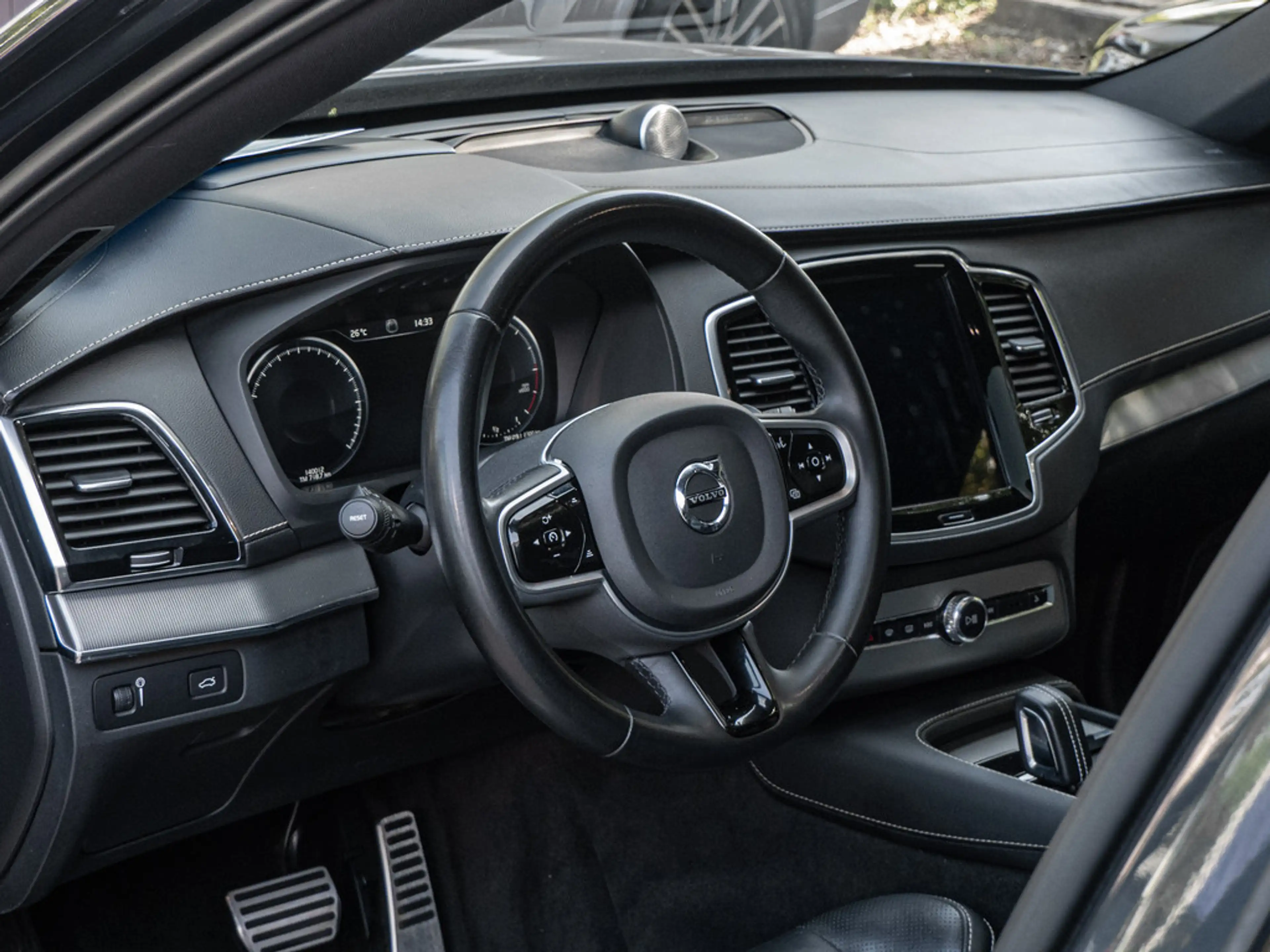 Volvo XC90 B5 AWD R-Design 22" LUFT AHK PANO — photo 15