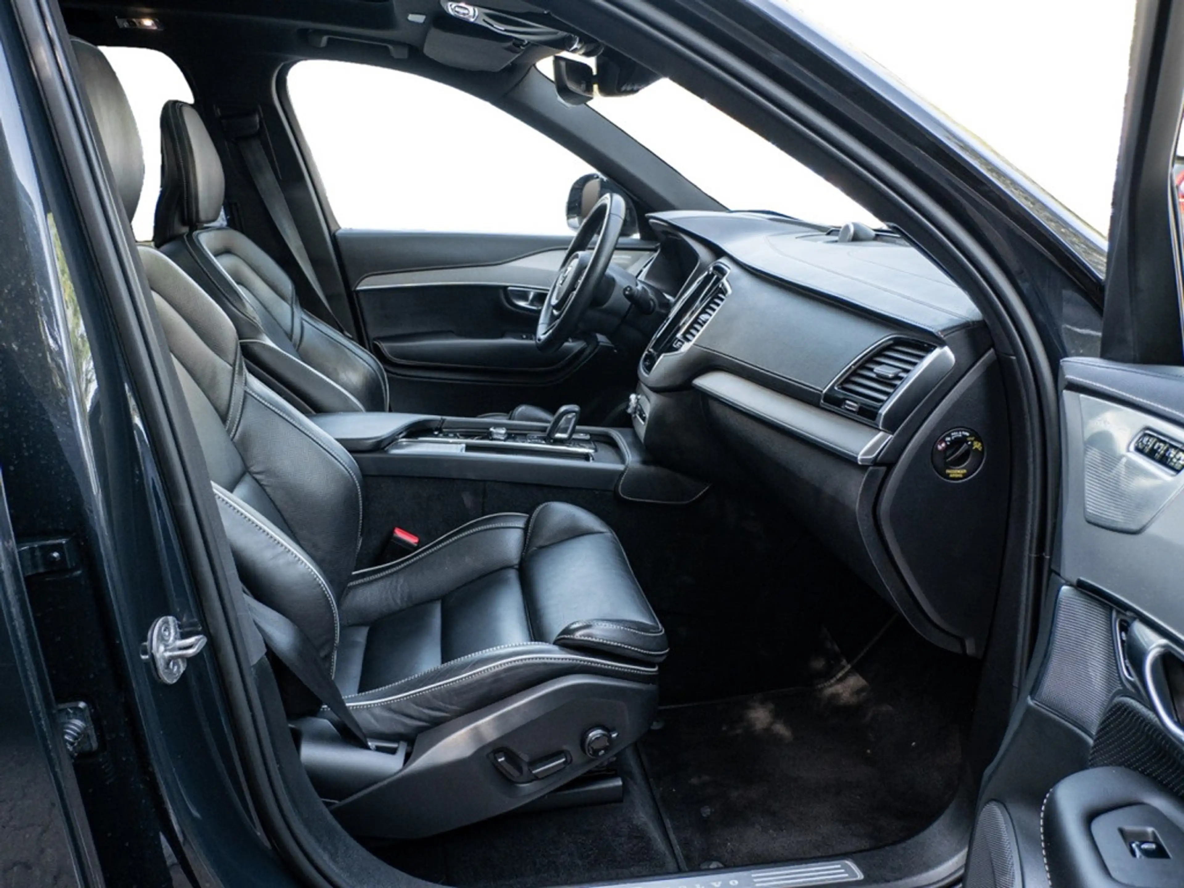 Volvo XC90 B5 AWD R-Design 22" LUFT AHK PANO — photo 5
