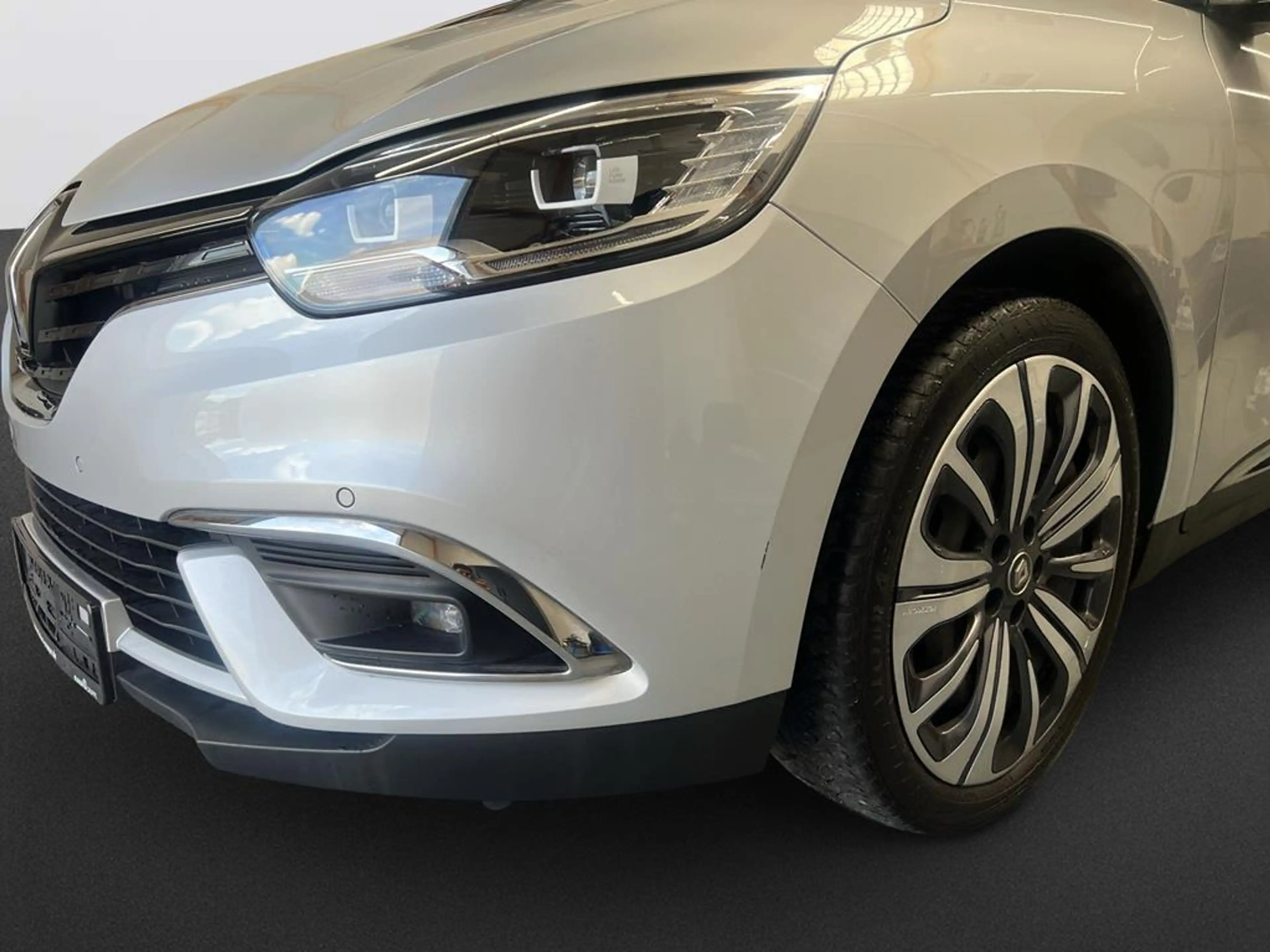 Renault Grand Scenic EQUILIBRE TCe 140 EDC — photo 11