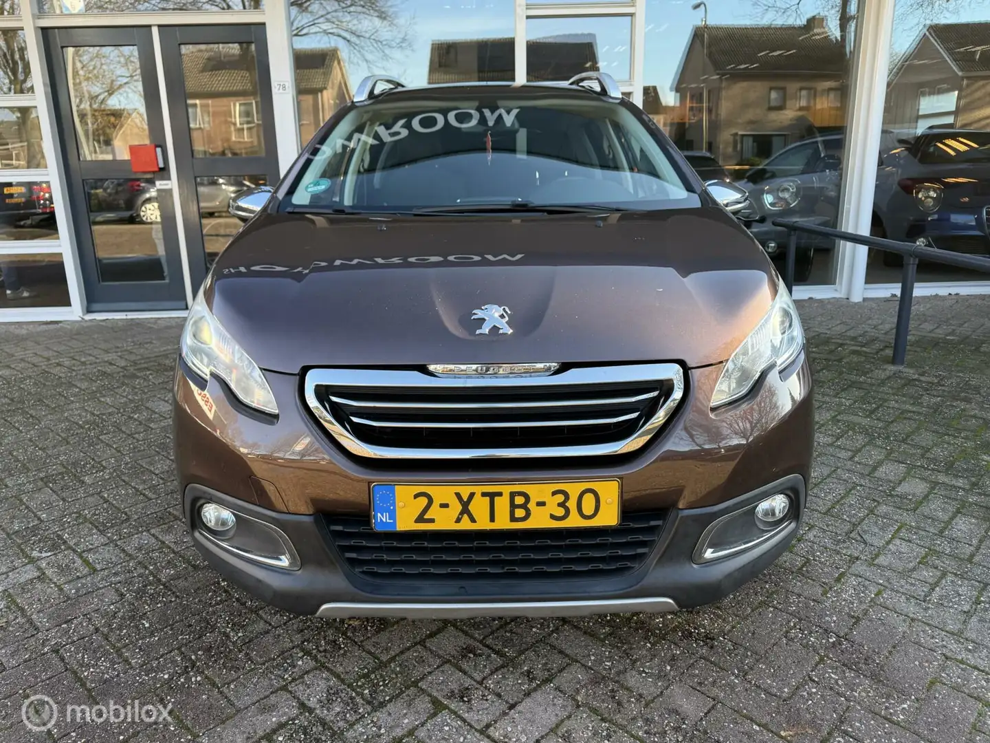 Peugeot 2008 1.2 PureTech Blue Lease Executive Automaat, Navi, Bruin - 2