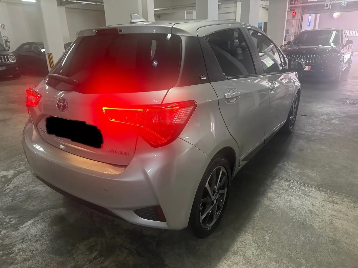 Toyota Yaris Yaris III 2017 5p 1.5h Trend Grey Edition my18 Plateado - 2