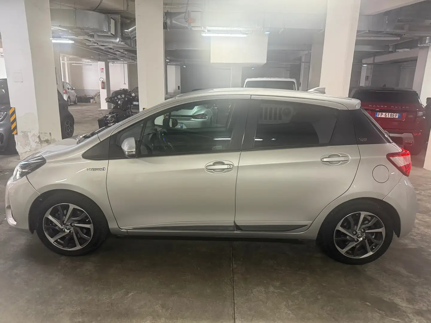 Toyota Yaris Yaris III 2017 5p 1.5h Trend Grey Edition my18 Plateado - 1