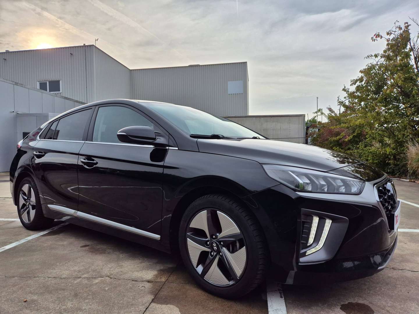Hyundai Ioniq nuo 280 €/ mėn Benzinas/Elektra 2022m. Sedanas Automatinė
