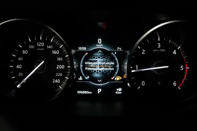 Land Rover Discovery Sport view 14