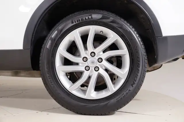 Land Rover Discovery Sport view 9