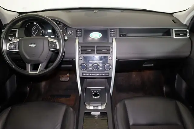 Land Rover Discovery Sport view 4