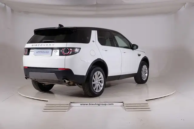 Land Rover Discovery Sport view 2