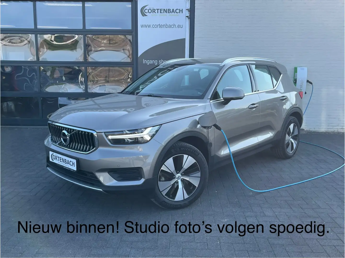 Volvo XC40 1.5 T4 Recharge Inscription | Zwenkbare trekhaak | Grijs - 1