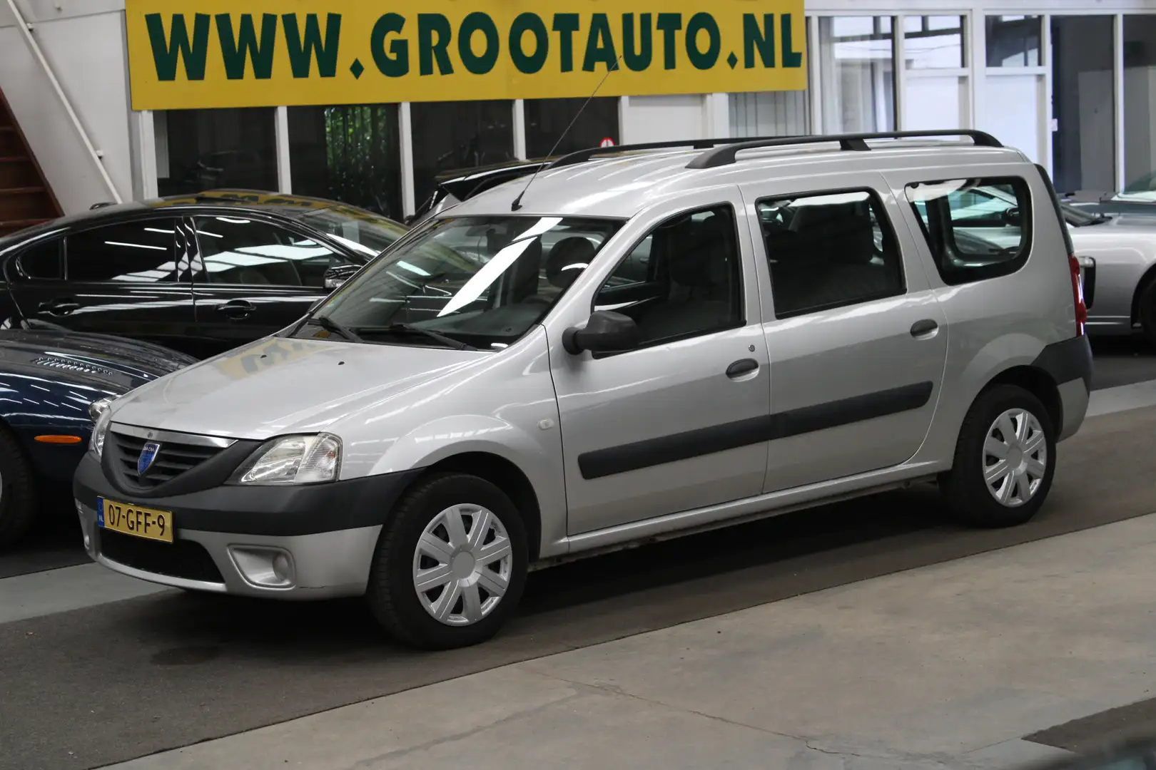Dacia Logan MCV 1.6 Ambiance Airco, Getint glas, Multi-media v Grijs - 1