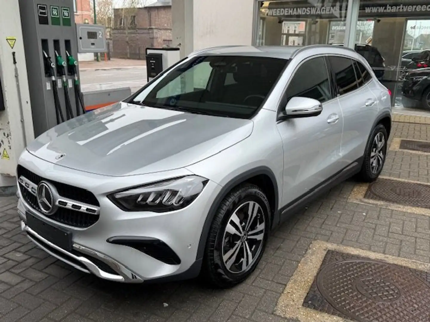 Mercedes-Benz GLA 180 Privacy-Trekhaak-Camera-Led-CarPlay-Widescreen Argent - 1